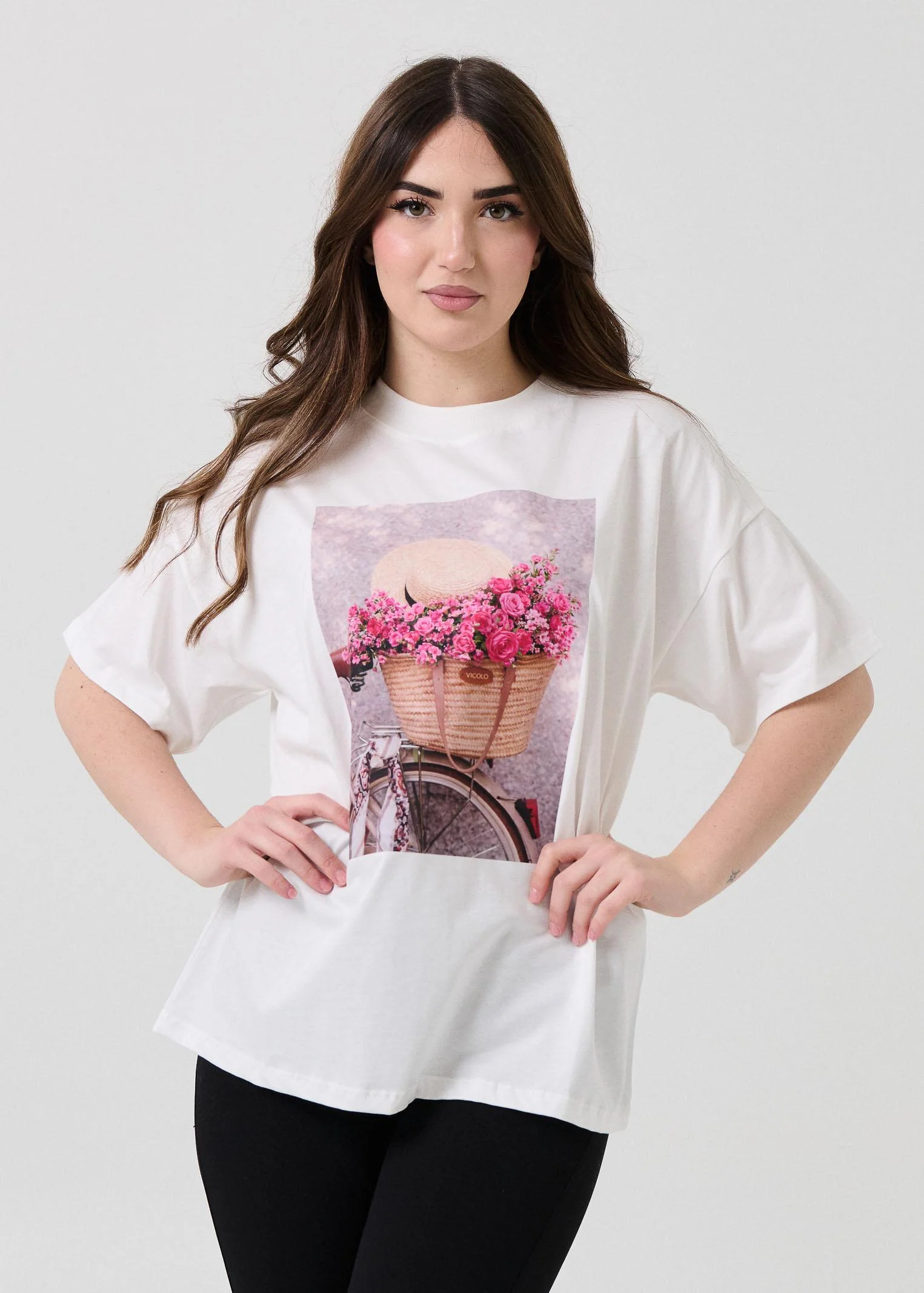 T-Shirt over Vicolo bianca con cesto e fiori su bici - Image 2