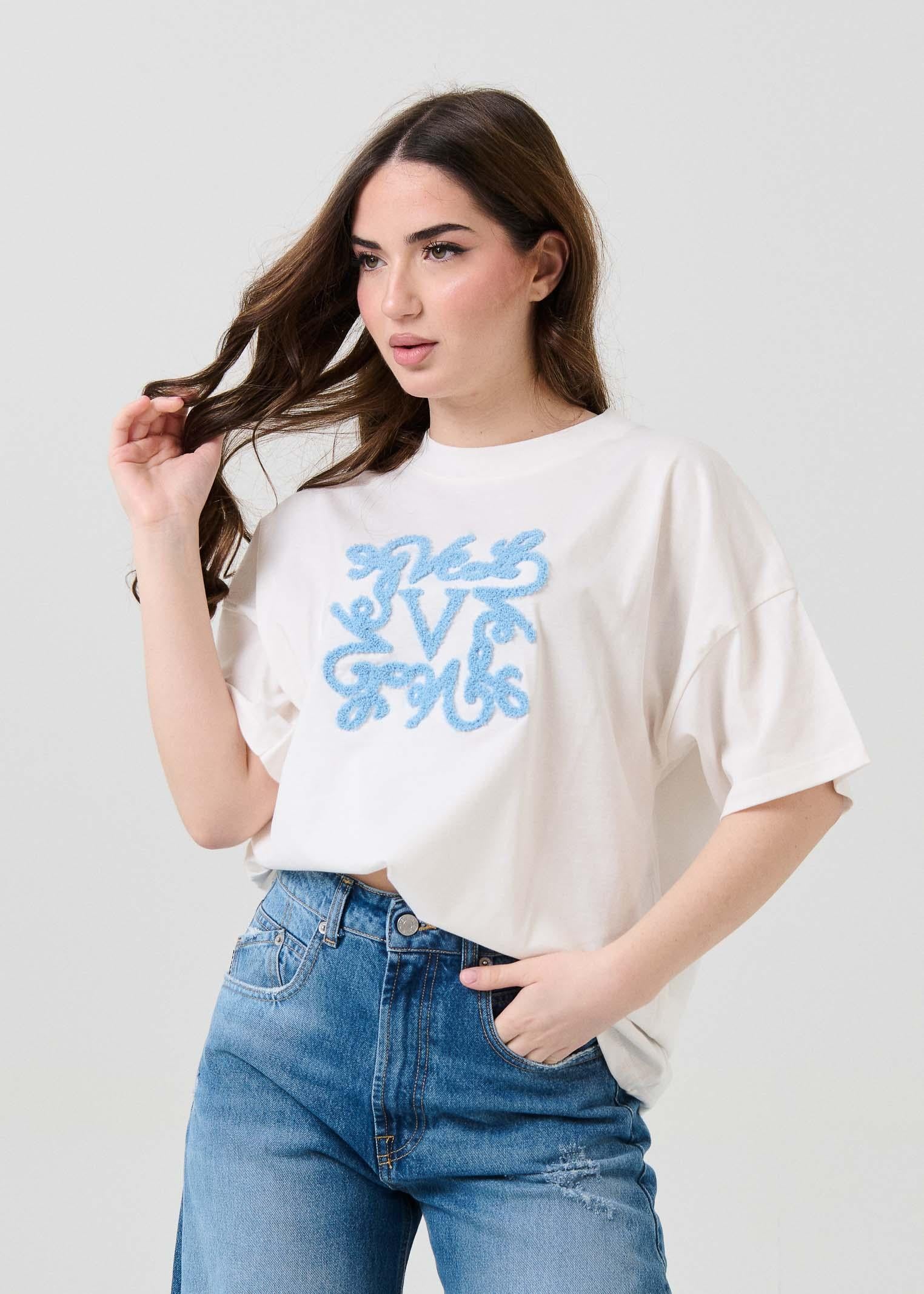 T-Shirt over Vicolo bianca con ricamo in rilievo effetto spugna azzurro