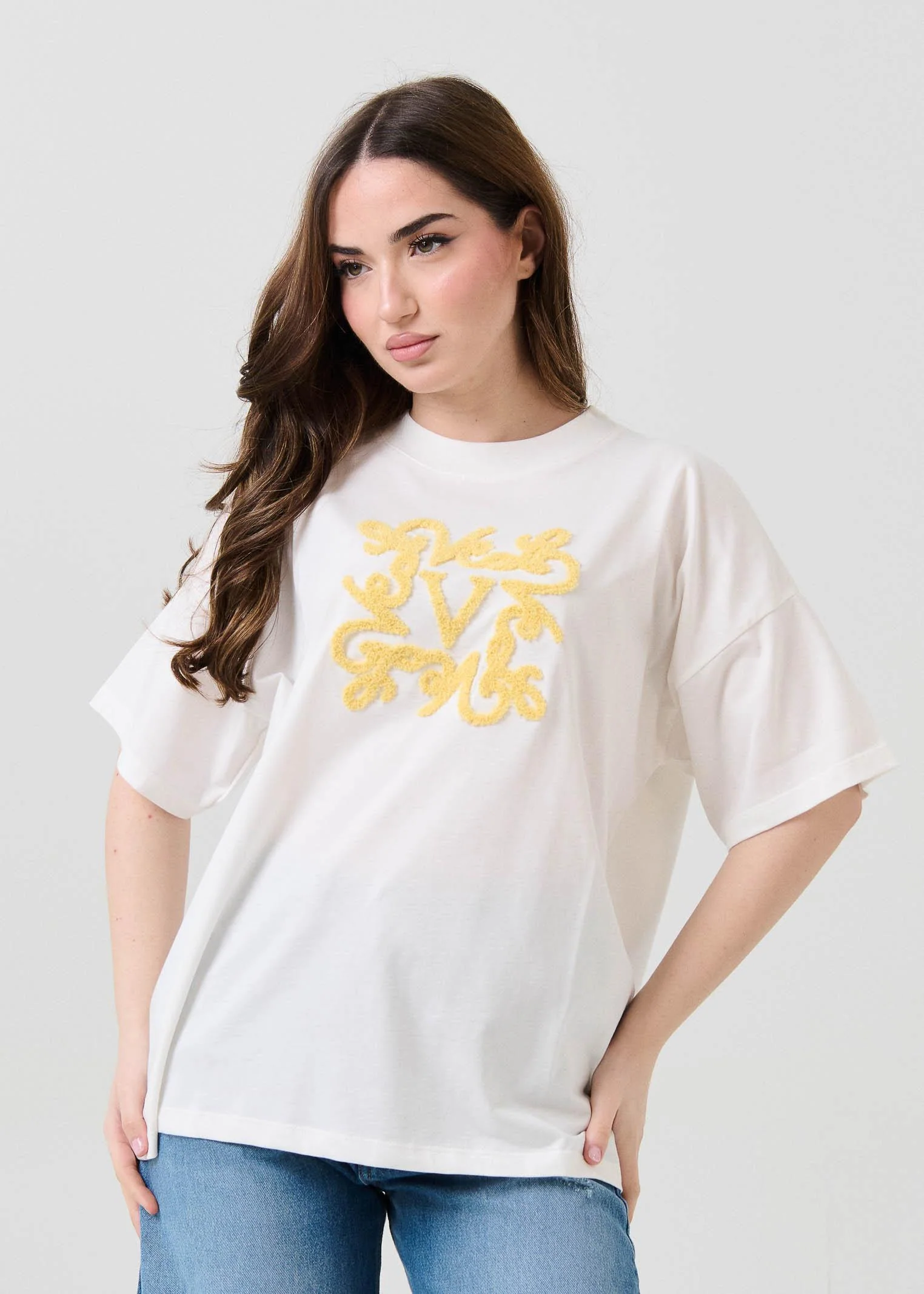 T-Shirt over Vicolo bianca con ricamo in rilievo effetto spugna giallo