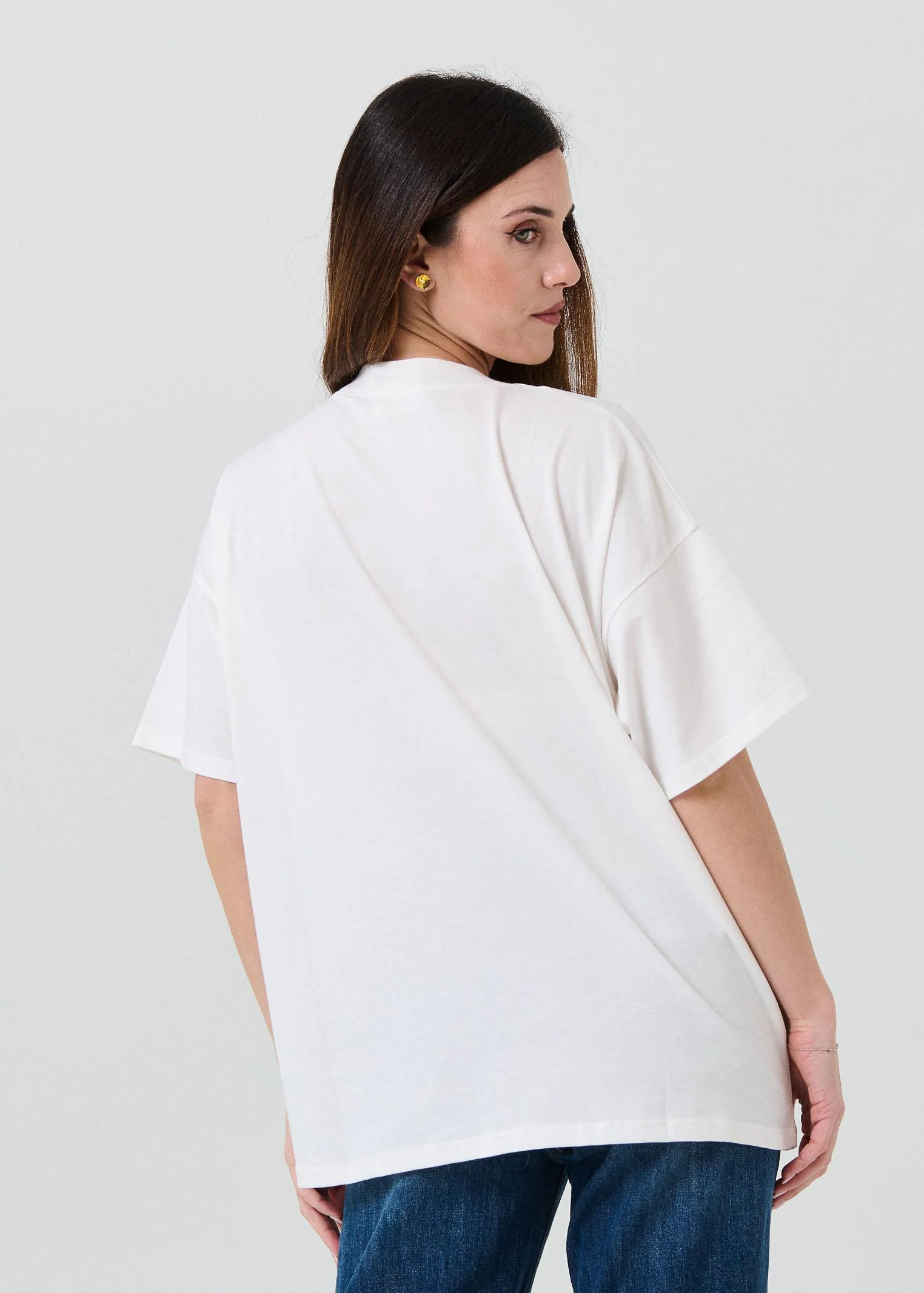 T-Shirt over Vicolo bianca con righe e cane iconico con cuffie - Image 3