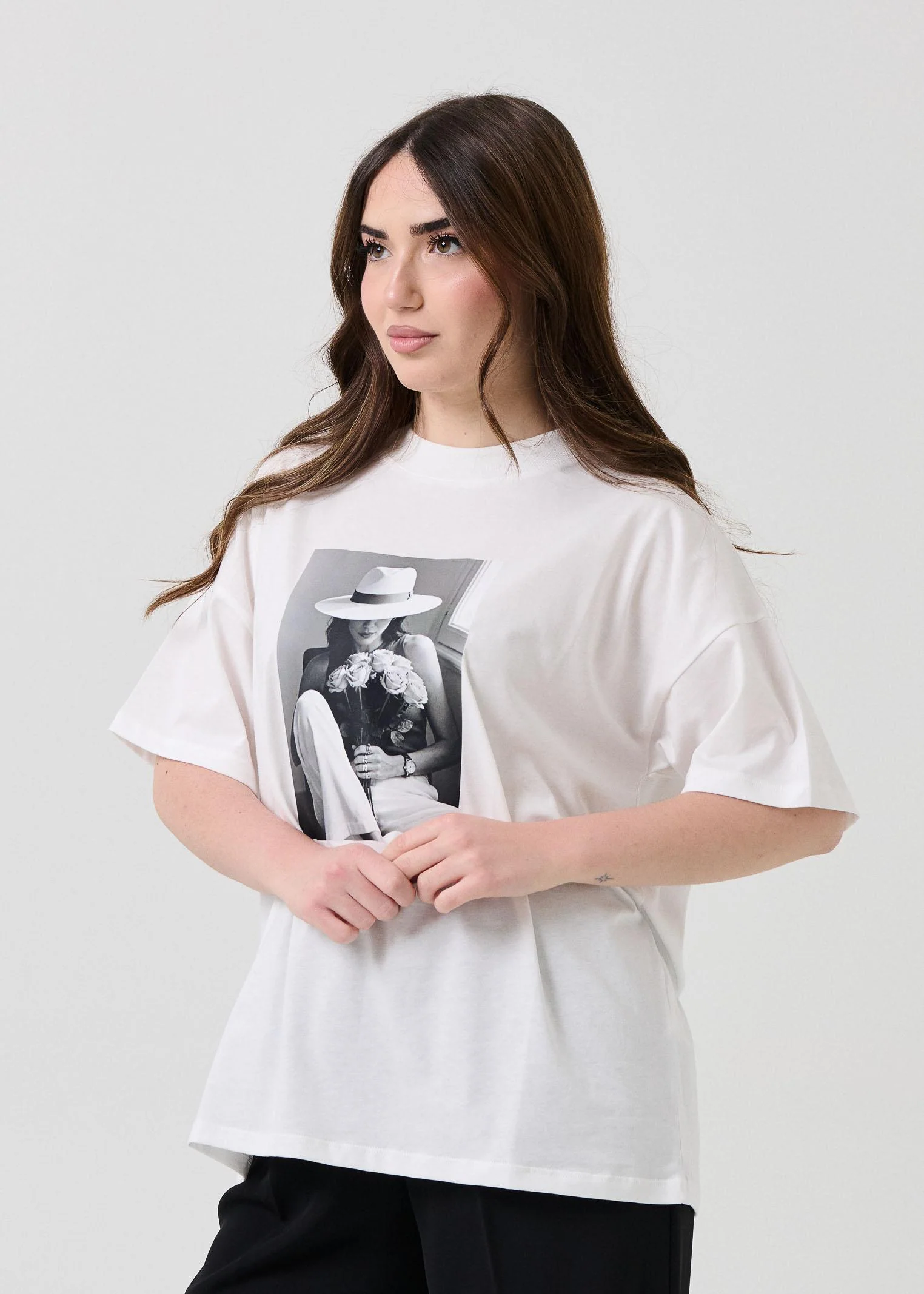 T-Shirt over Vicolo bianca con stampa bianca e nero - Image 2