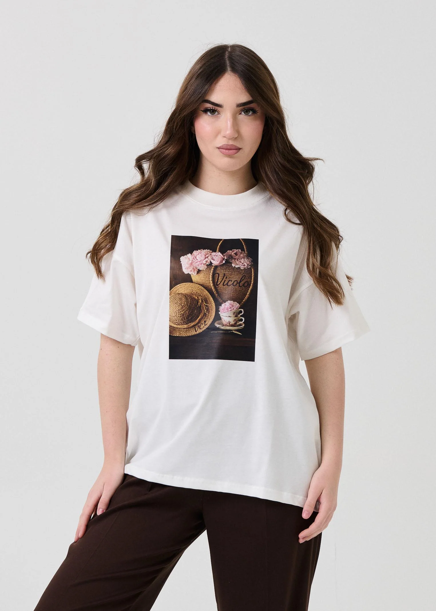 T-Shirt over Vicolo bianca con stampa borsa in paglia con fiori