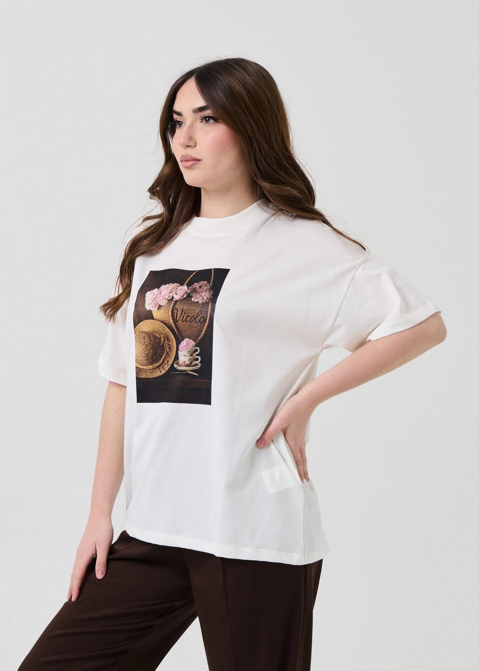 T-Shirt over Vicolo bianca con stampa borsa in paglia con fiori - Image 2