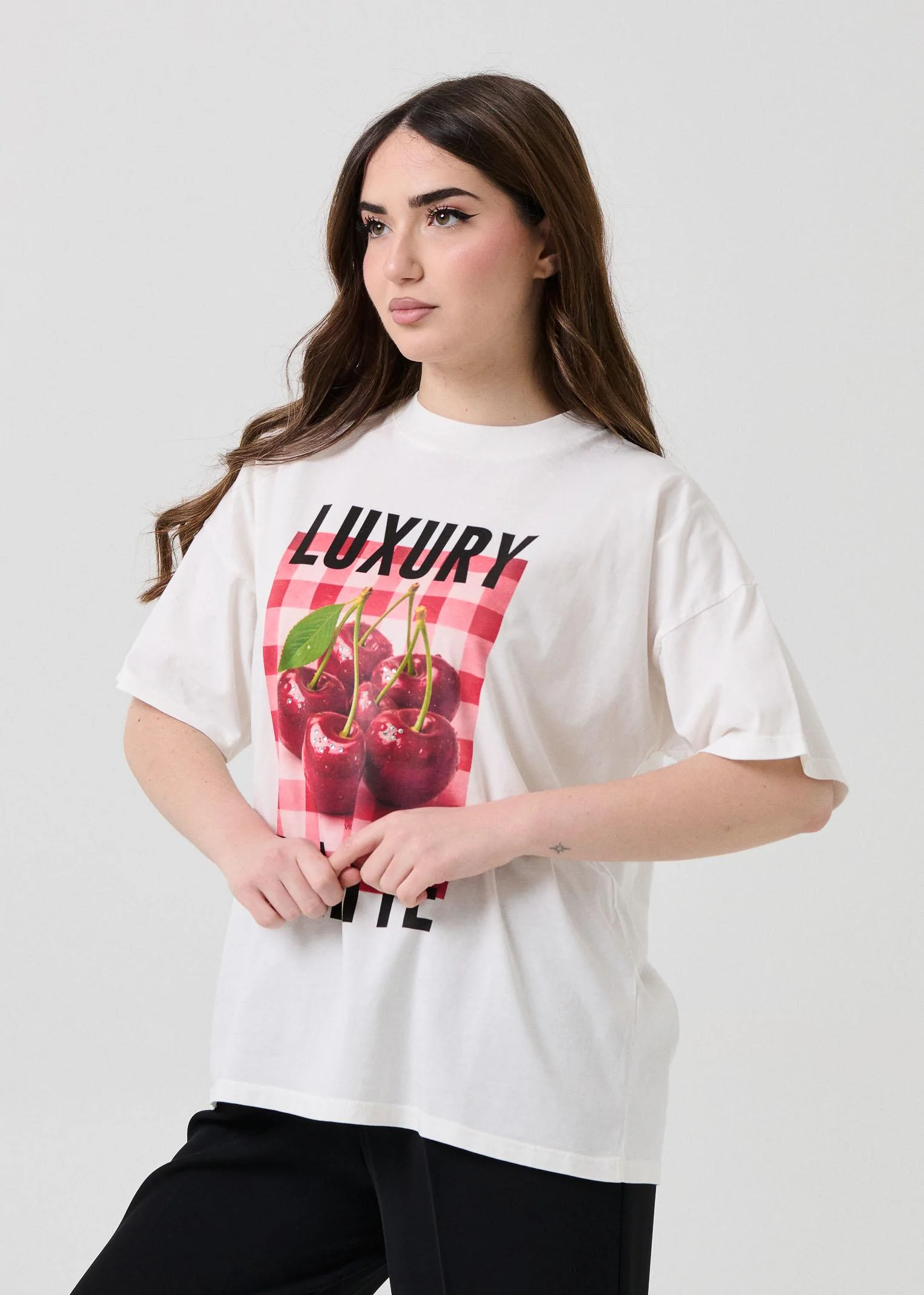 T-Shirt over Vicolo bianca con stampa ciliegie e strass "Luxury palette" - Image 2