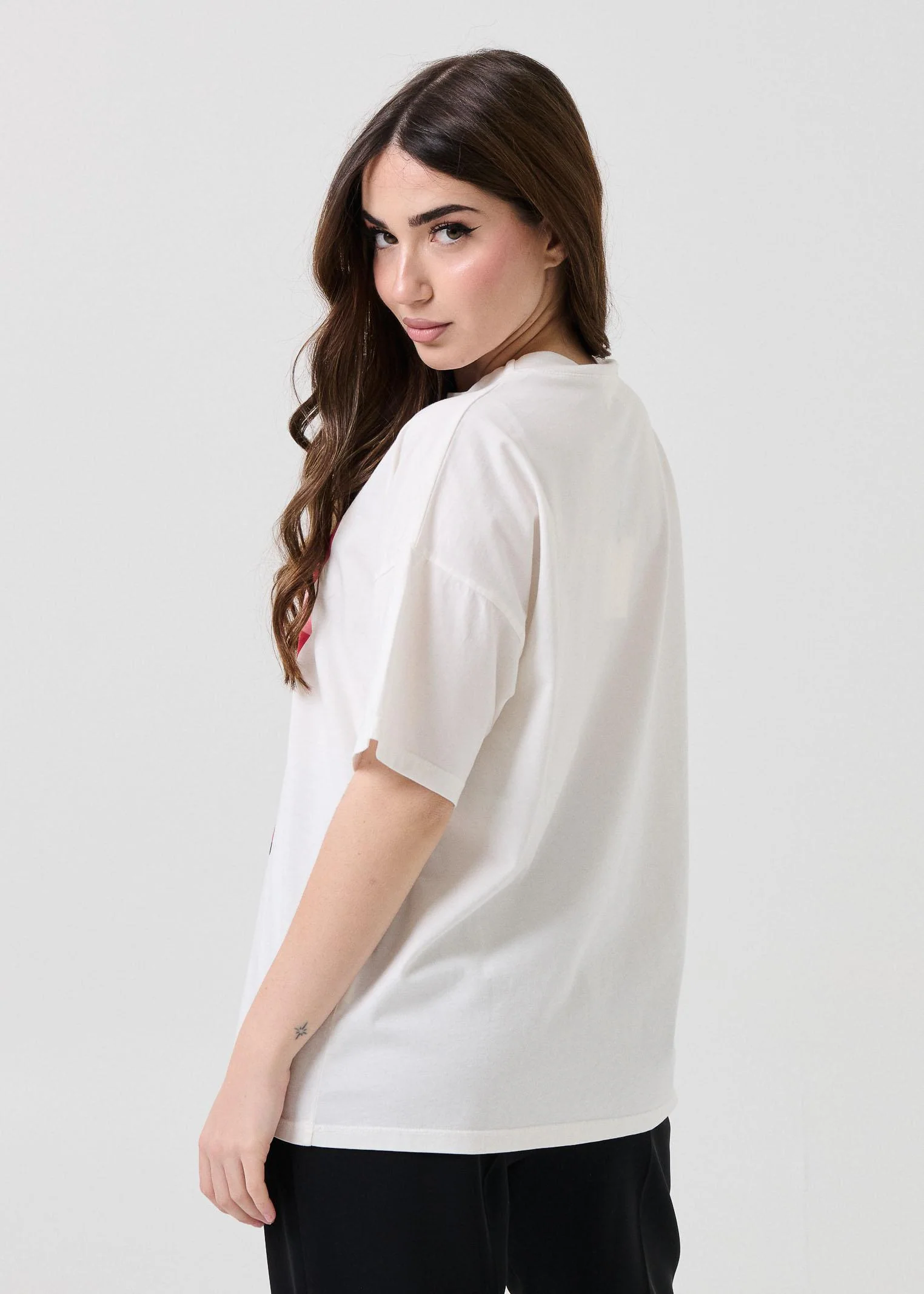 T-Shirt over Vicolo bianca con stampa ciliegie e strass "Luxury palette" - Image 3