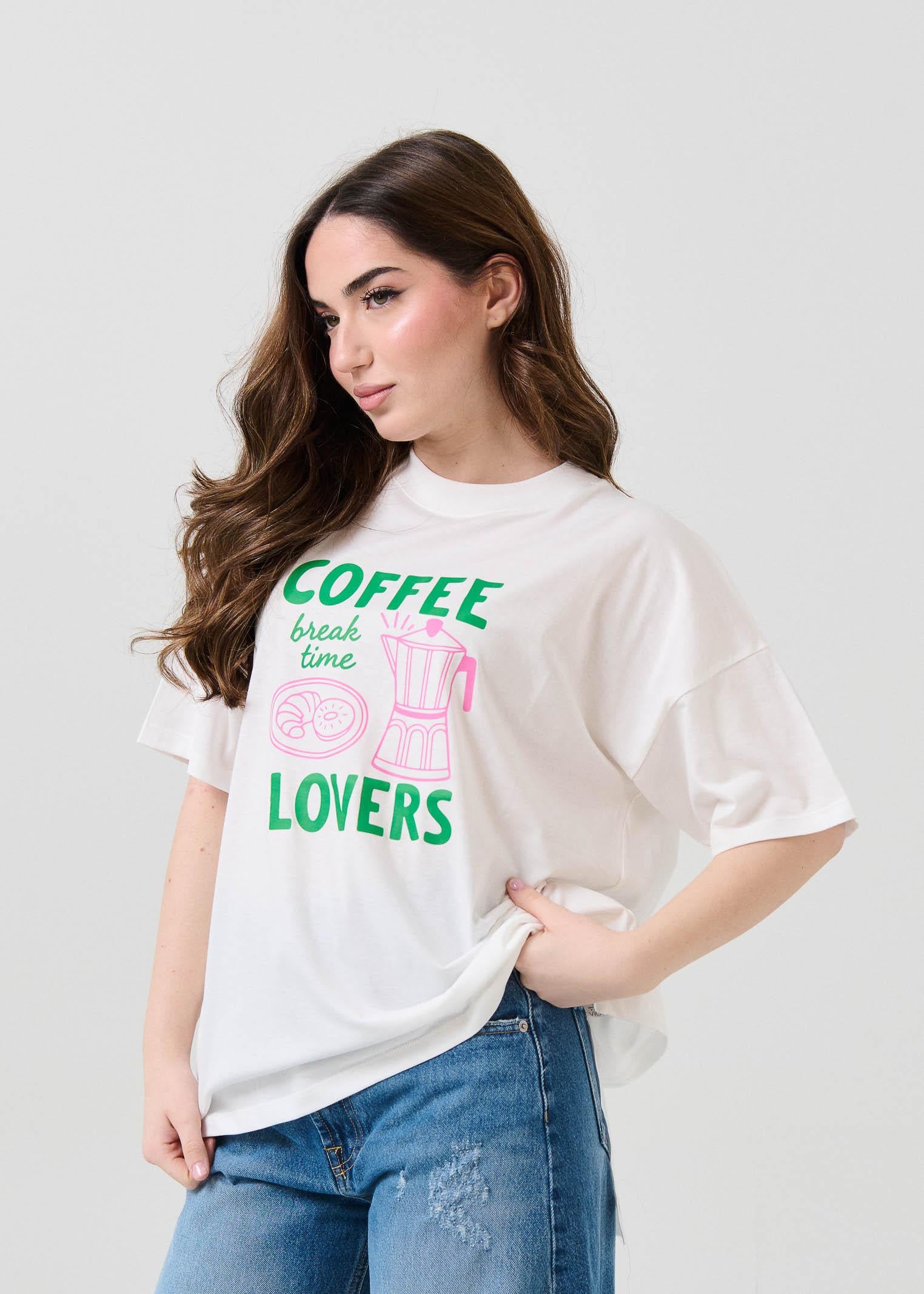 T-Shirt over Vicolo bianca con stampa "Coffee break time lovers" - Image 2