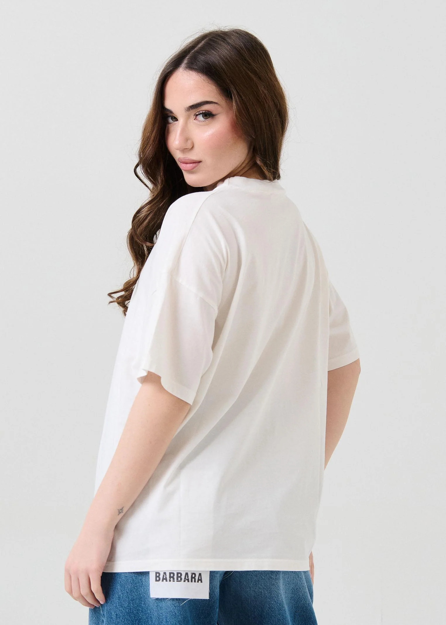 T-Shirt over Vicolo bianca con stampa e strass - Image 3