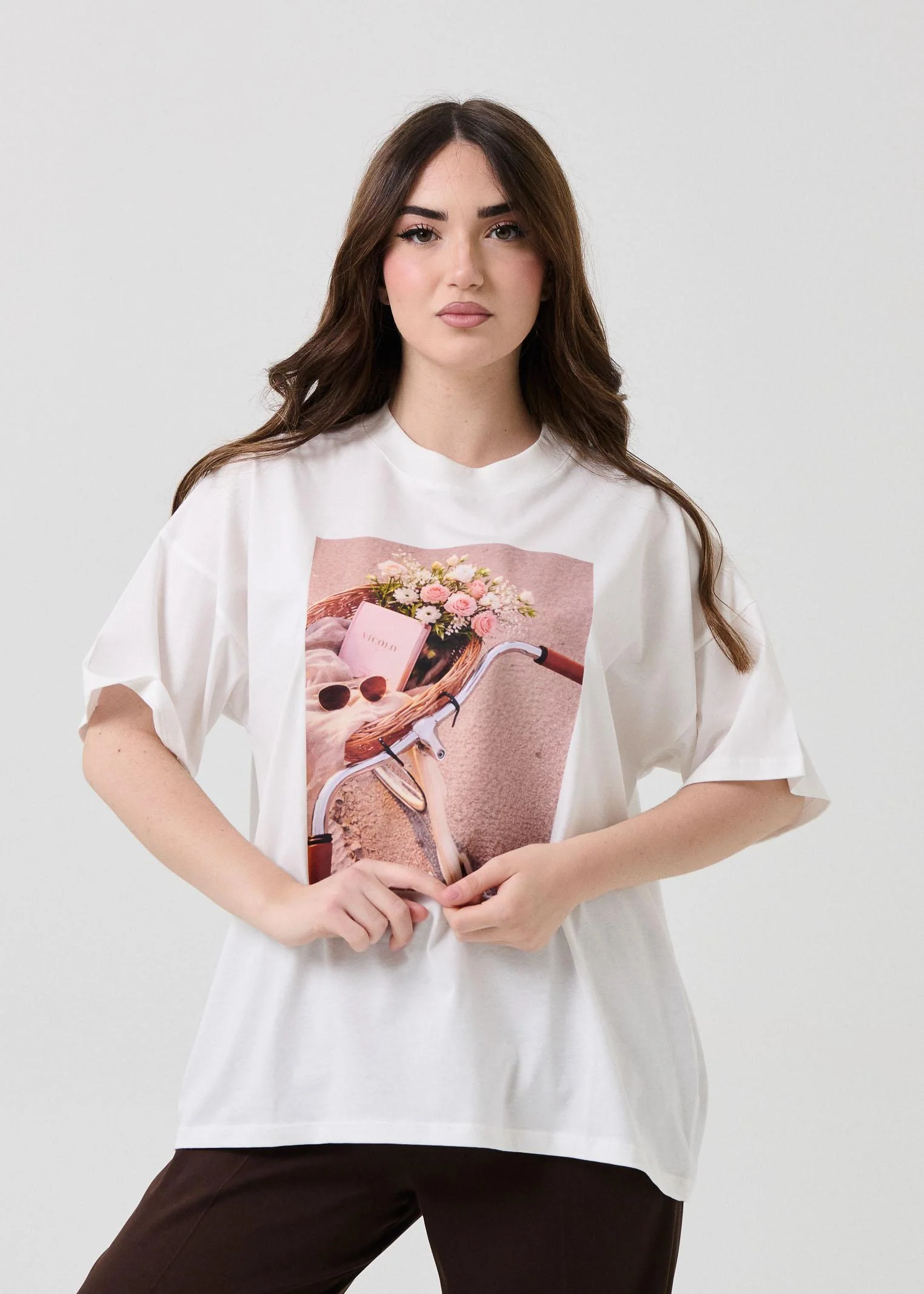 T-Shirt over Vicolo bianca con stampa floreale