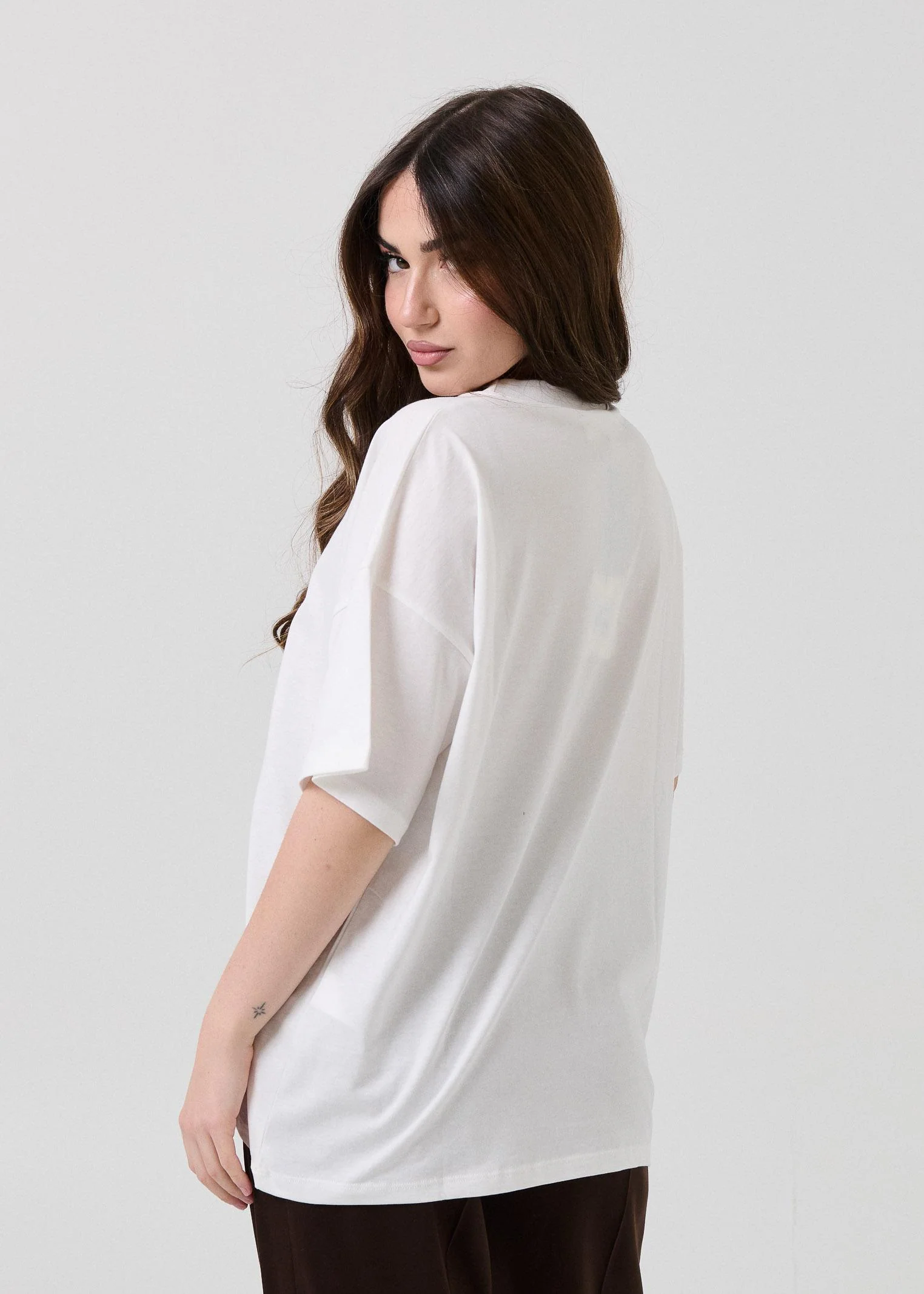 T-Shirt over Vicolo bianca con stampa floreale - Image 3