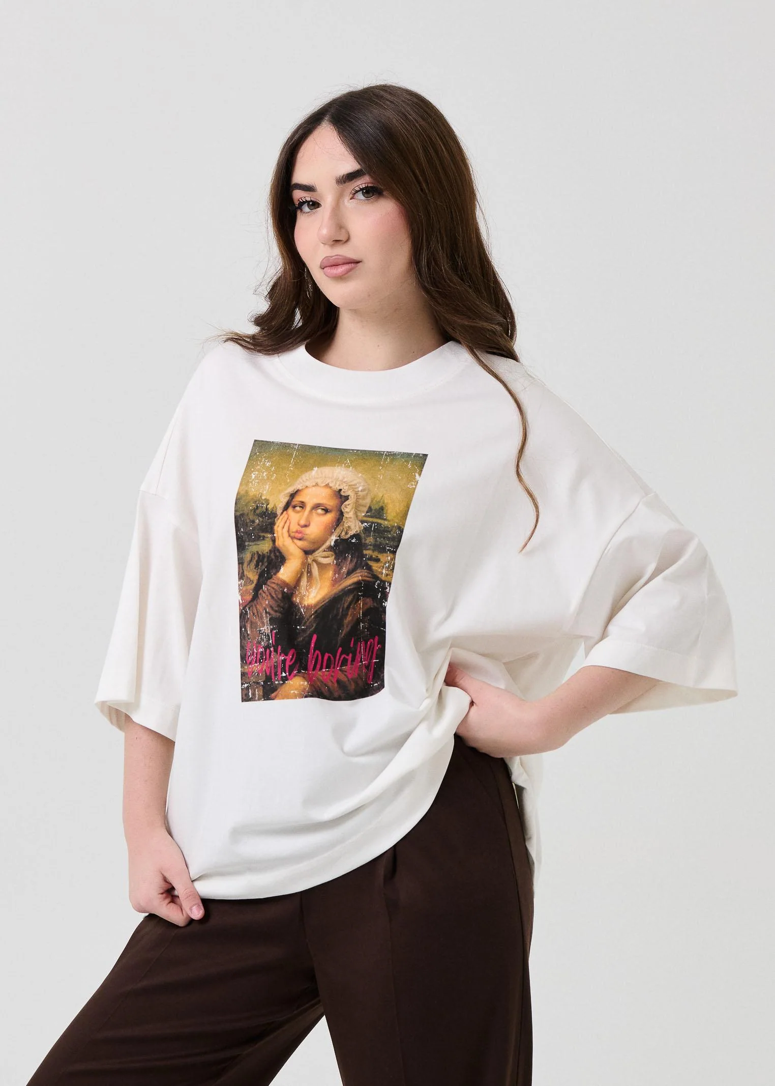 T-Shirt over Vicolo bianca con stampa gioconda annoiata - Image 2