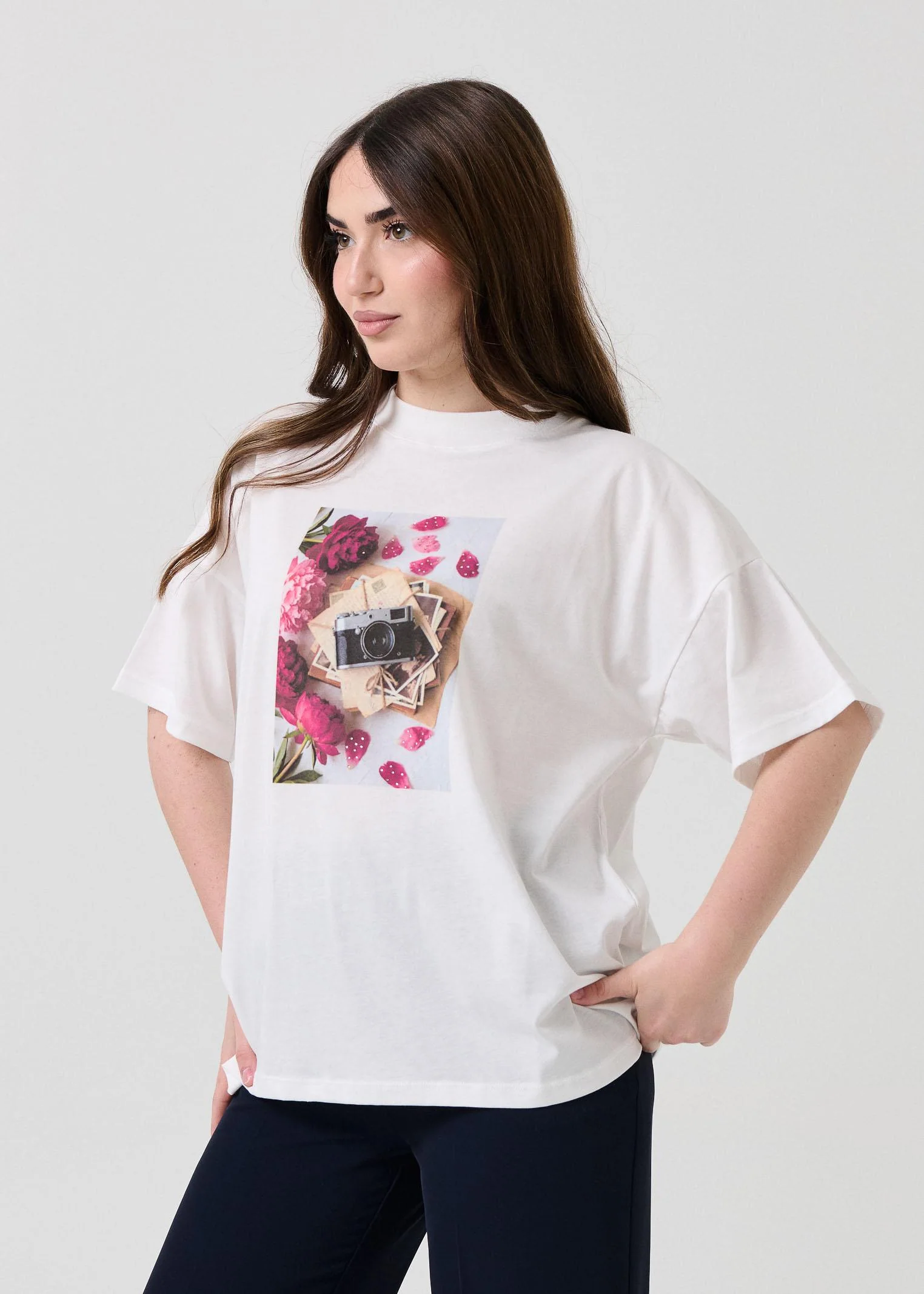 T-Shirt over Vicolo bianca con stampa grafica e strass - Image 2