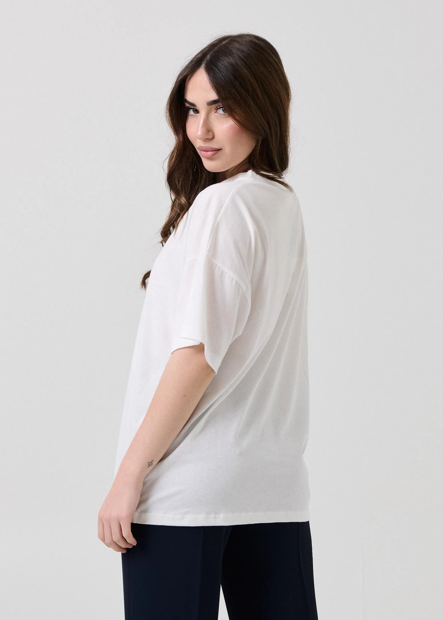 T-Shirt over Vicolo bianca con stampa grafica e strass - Image 3