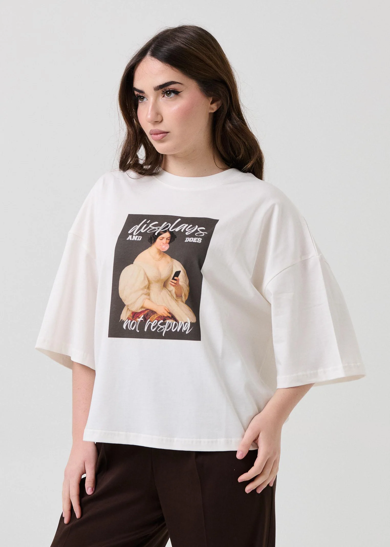 T-Shirt over Vicolo bianca con stampa grafica frontale - Image 2