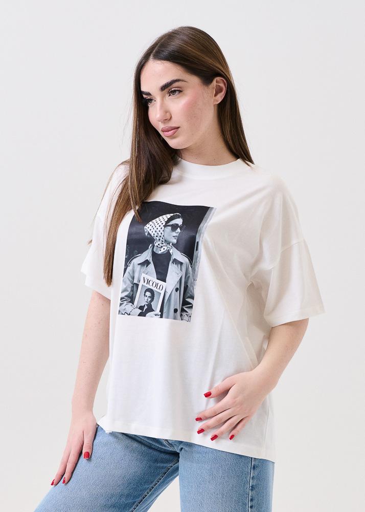 T-Shirt over Vicolo bianca con stampa in bianco e nero - Image 2