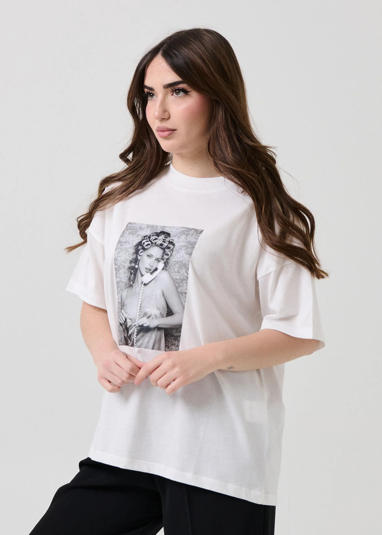 T-Shirt over Vicolo bianca con stampa modella in bianco e nero - Image 2