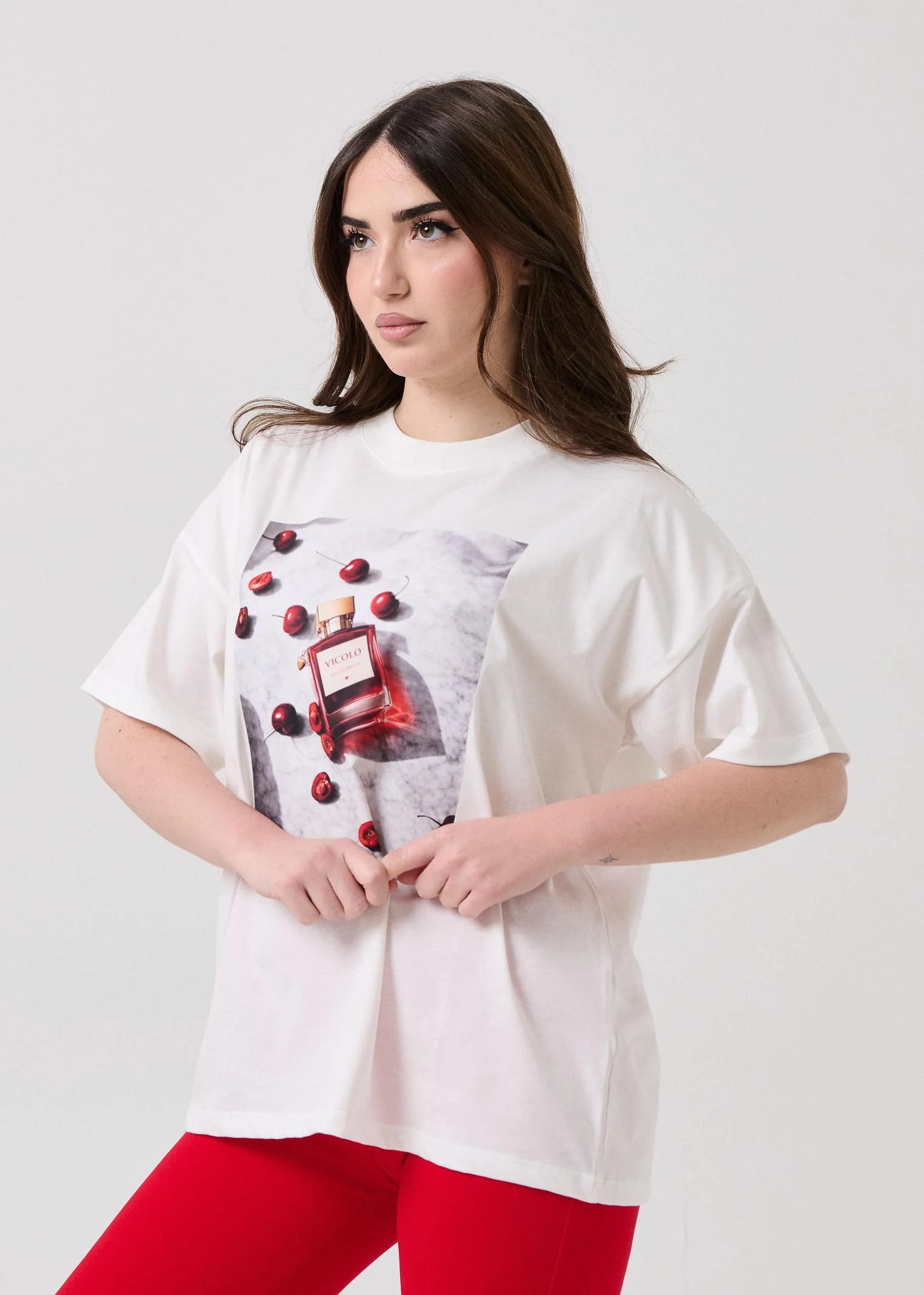 T-Shirt over Vicolo bianca con stampa profumo Vicolo e ciliegie - Image 2