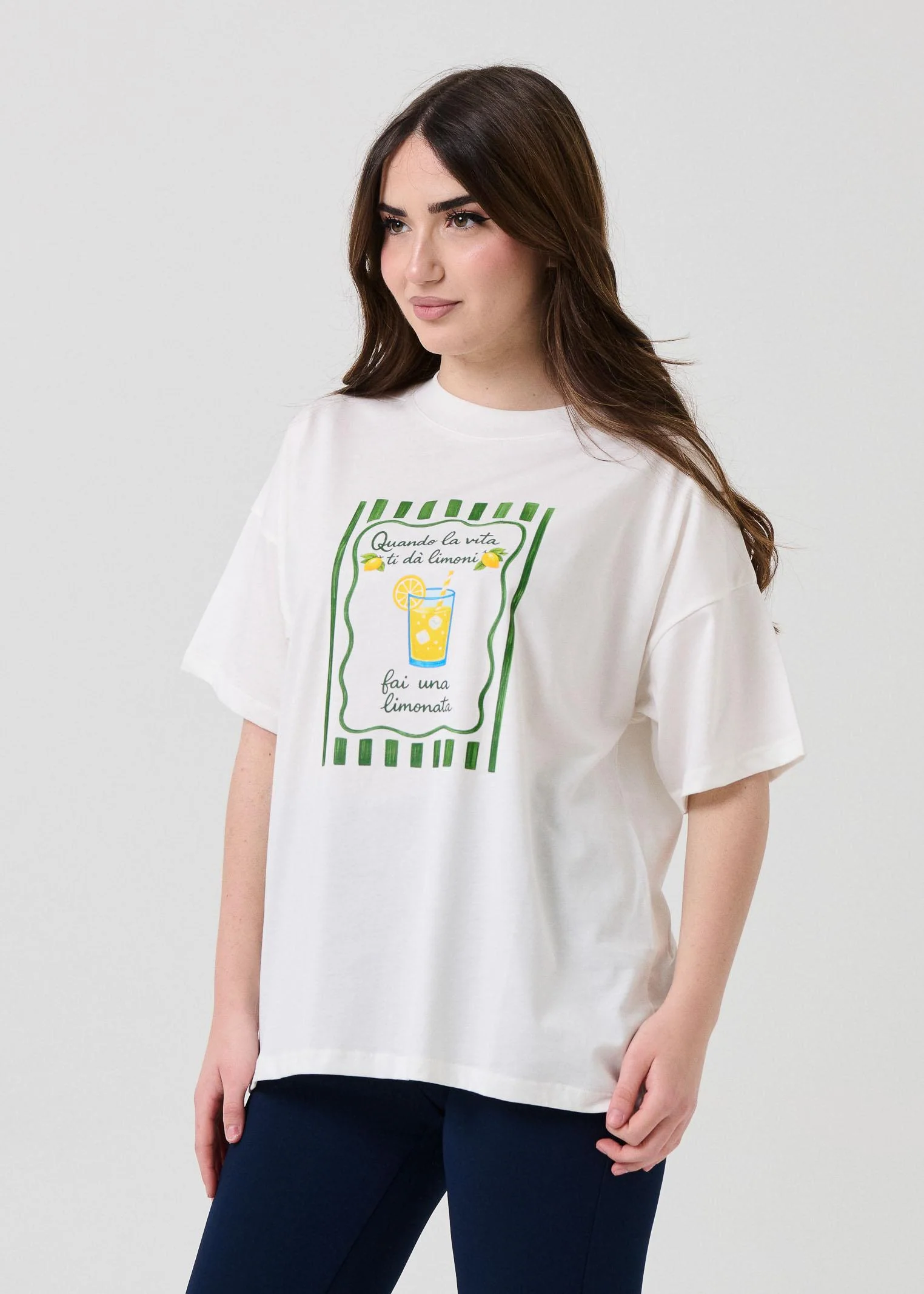 T-Shirt over Vicolo bianca con stampa "Quando la vita ti dà limoni, fai una limonata" - Image 2