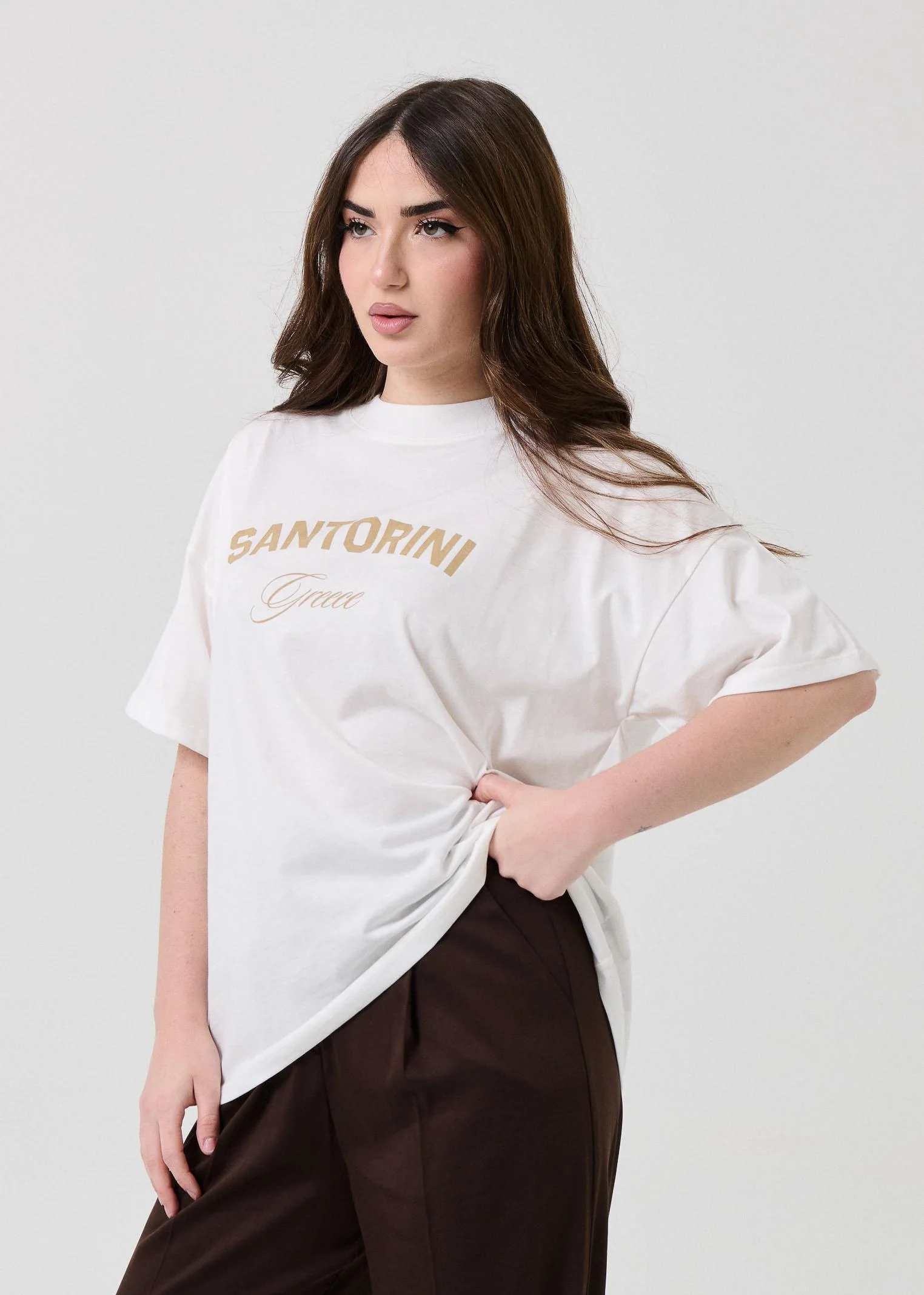 T-Shirt over Vicolo bianca con stampa "Santorini Greece" - Image 2