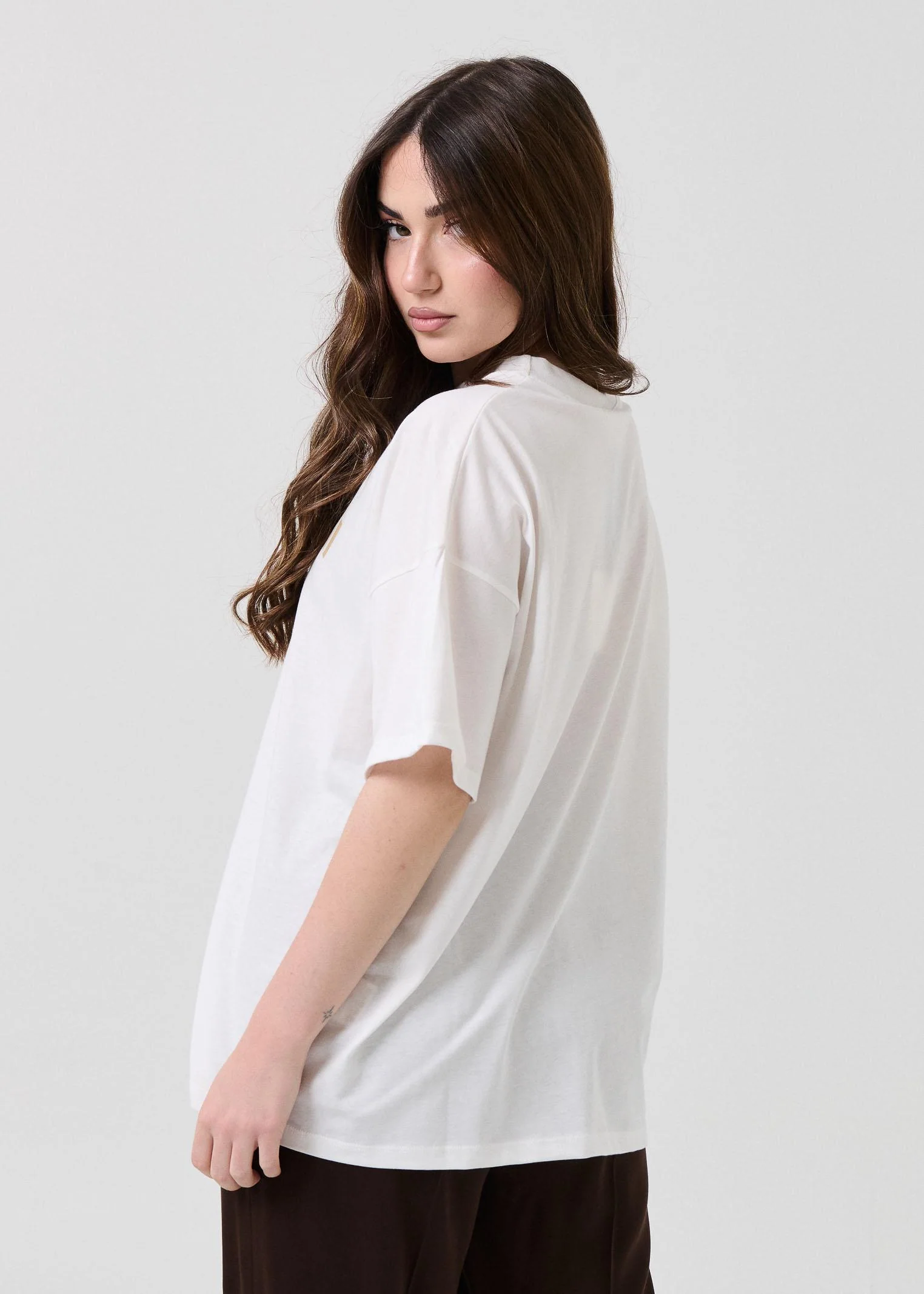 T-Shirt over Vicolo bianca con stampa "Santorini Greece" - Image 3