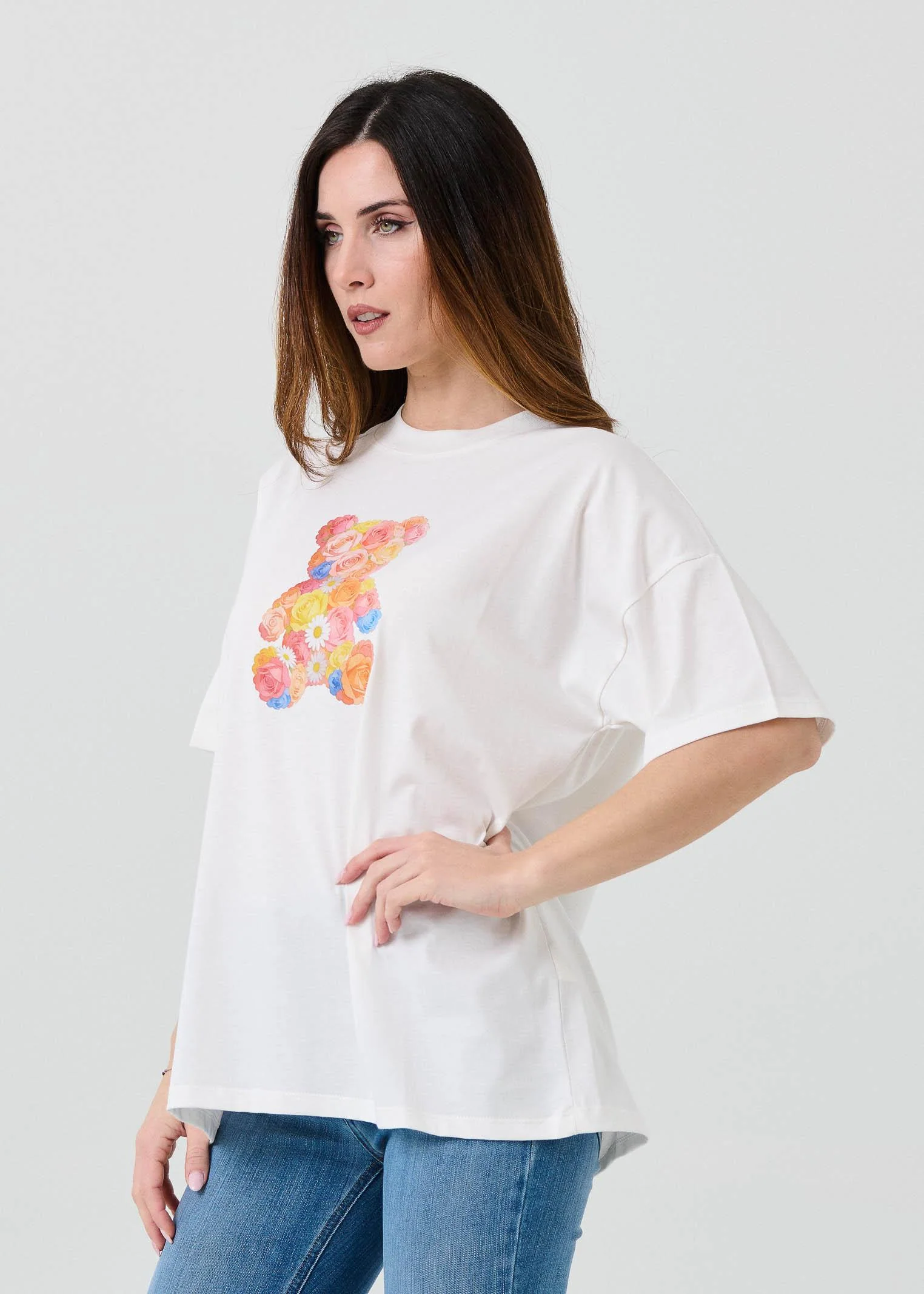 T-Shirt over Vicolo bianca con teddy in fiori 3D - Image 2