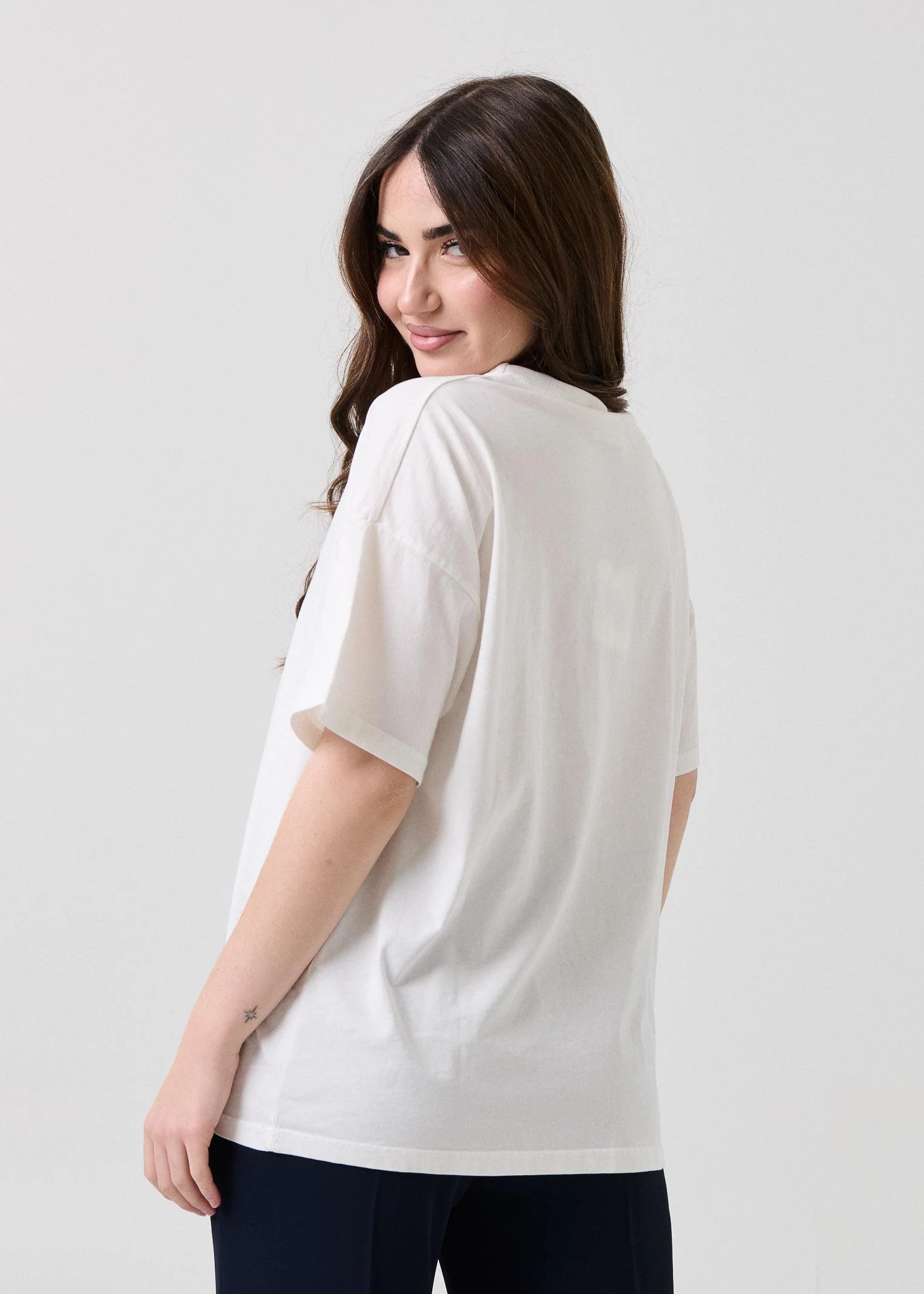 T-Shirt over Vicolo bianca "More, Amor, Por Favor" - Image 3