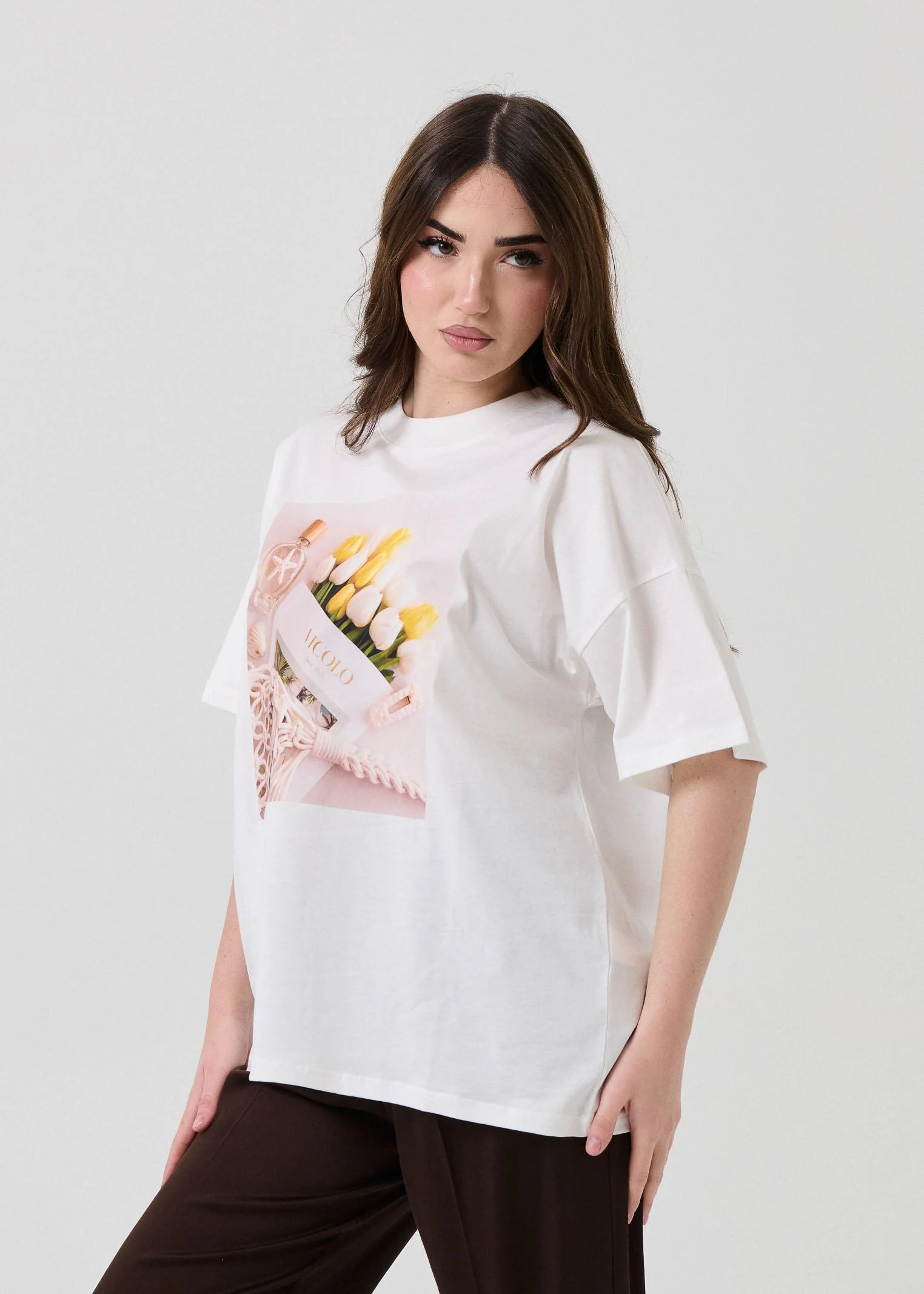 T-Shirt over Vicolo bianca stampa tulipani e logo - Image 2