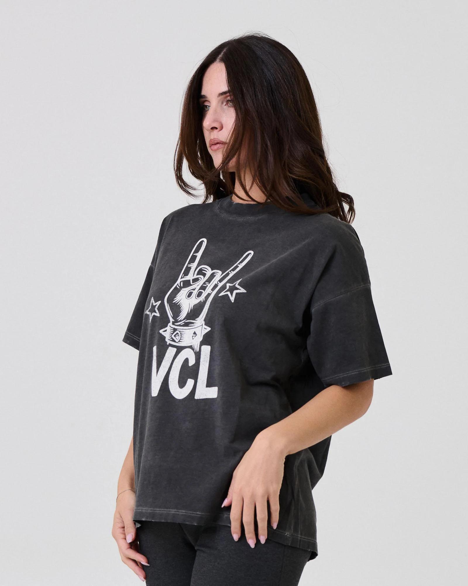 T-Shirt over Vicolo grigia effetto used con stampa mano corna VCL - Image 2