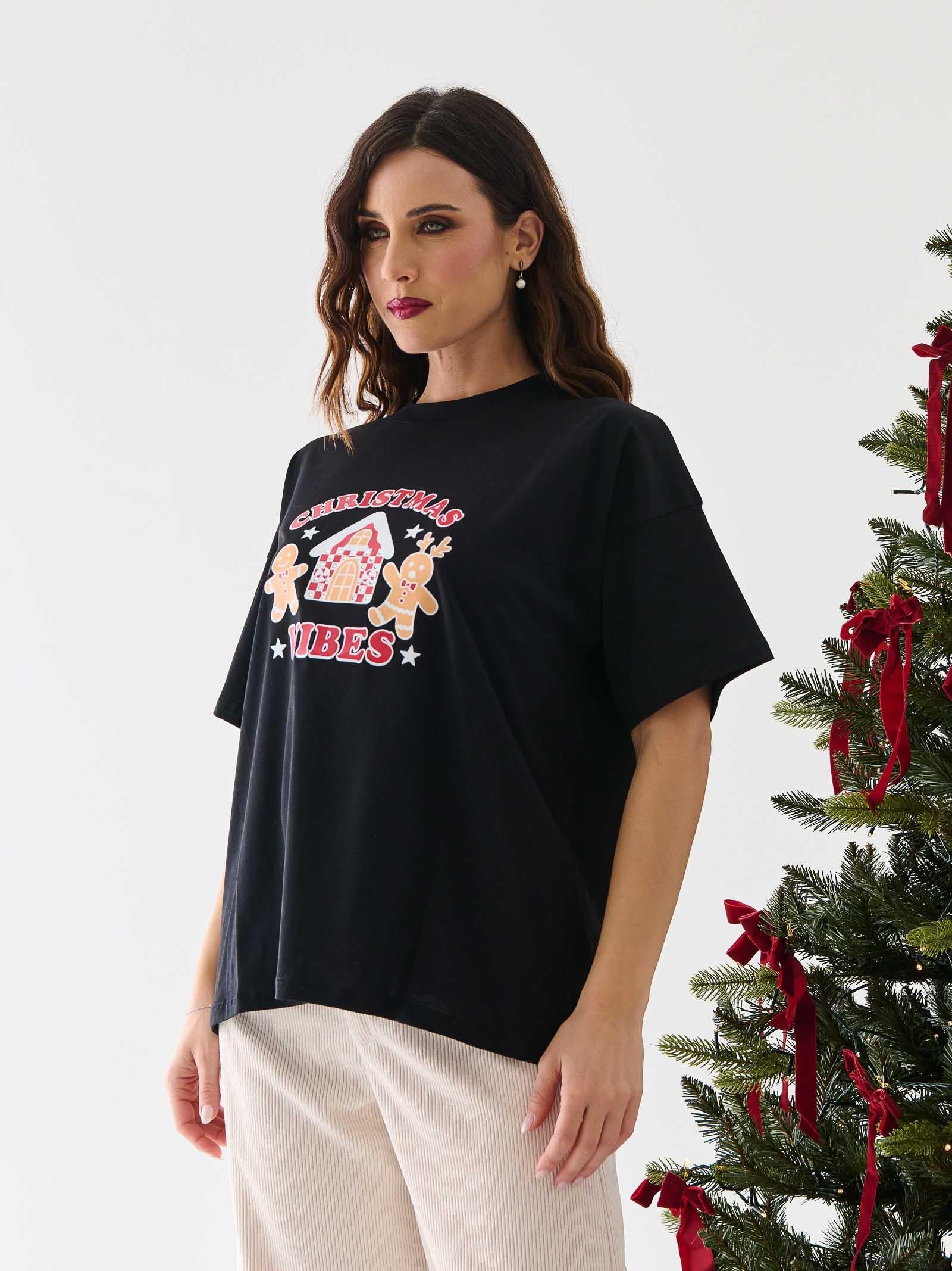 T-Shirt over Vicolo nera con stampa natalizia e strass - Image 2