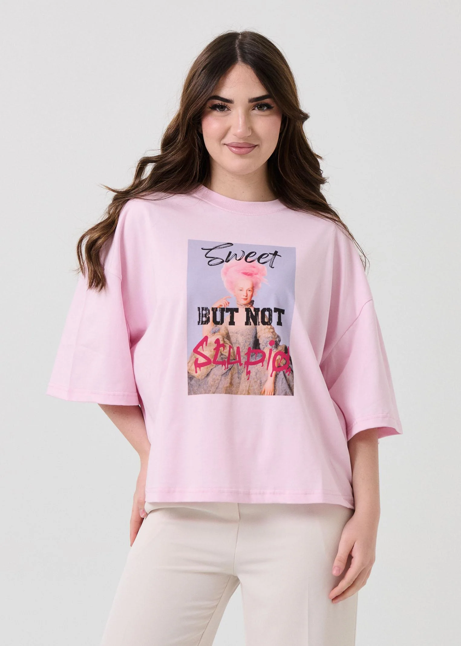 T-Shirt over Vicolo rosa con stampa "Sweet but not stupid"