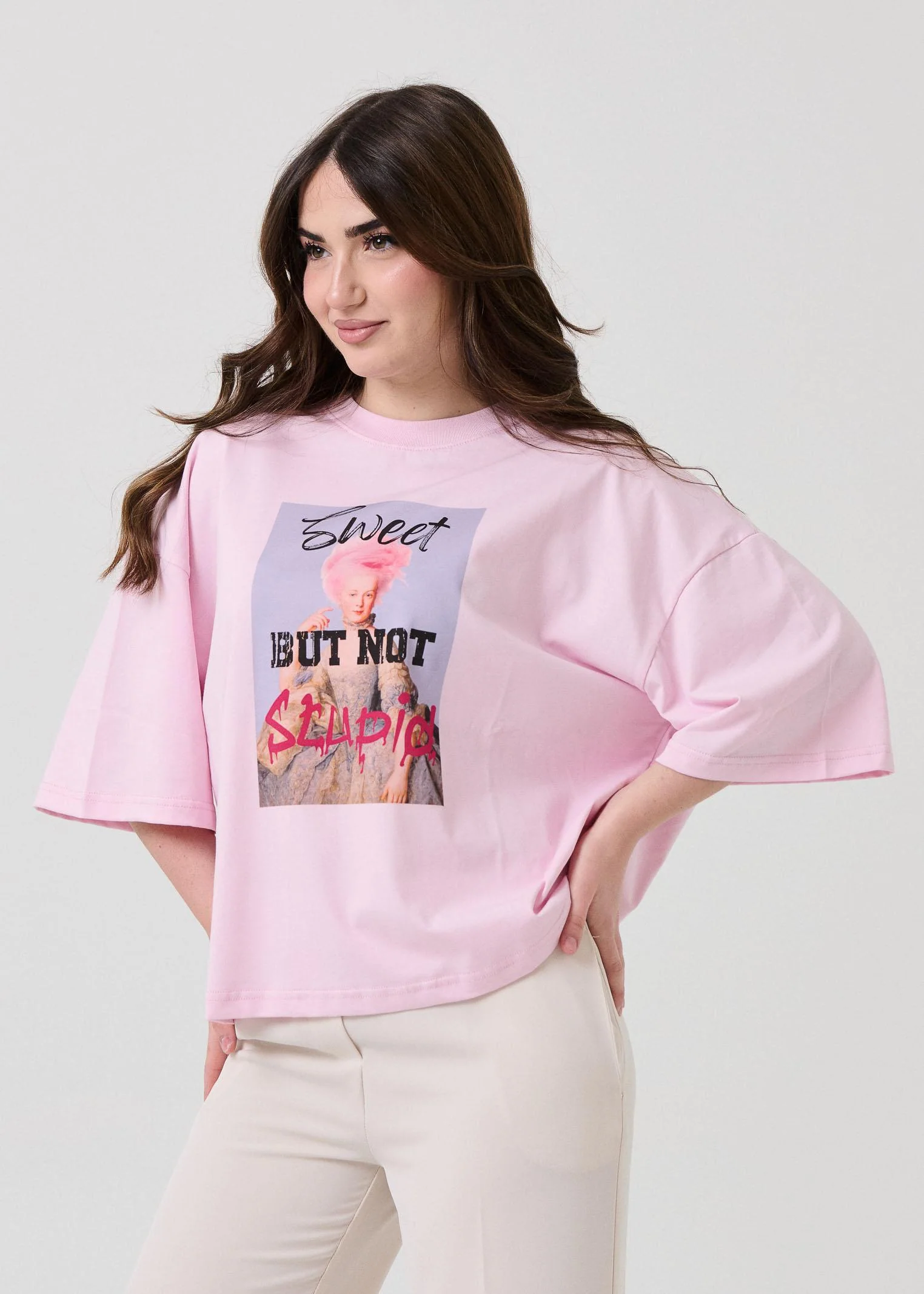 T-Shirt over Vicolo rosa con stampa "Sweet but not stupid" - Image 2