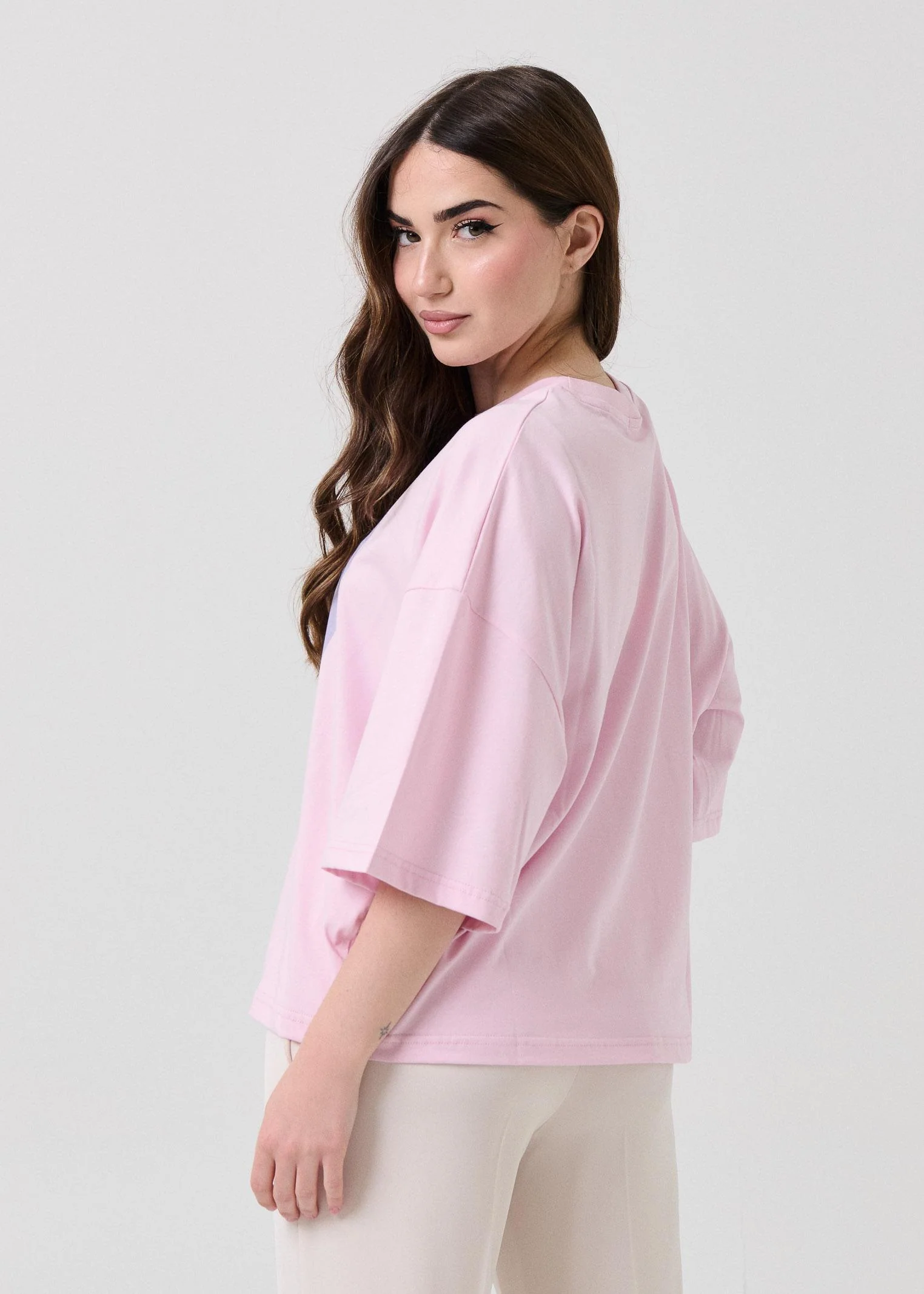 T-Shirt over Vicolo rosa con stampa "Sweet but not stupid" - Image 3