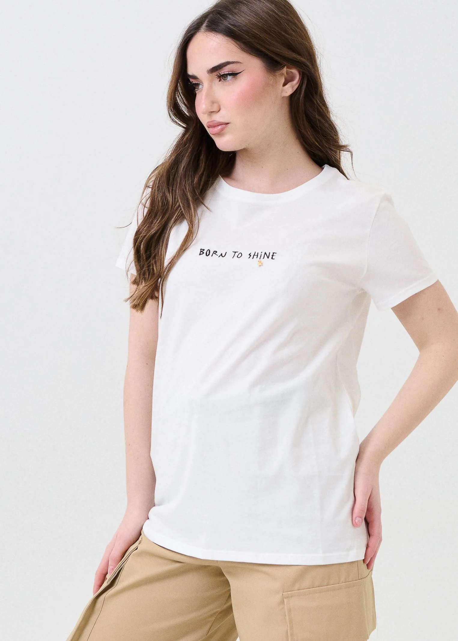 T-Shirt Vicolo bianca con ricamo " Born to shine" e stellina in metallo