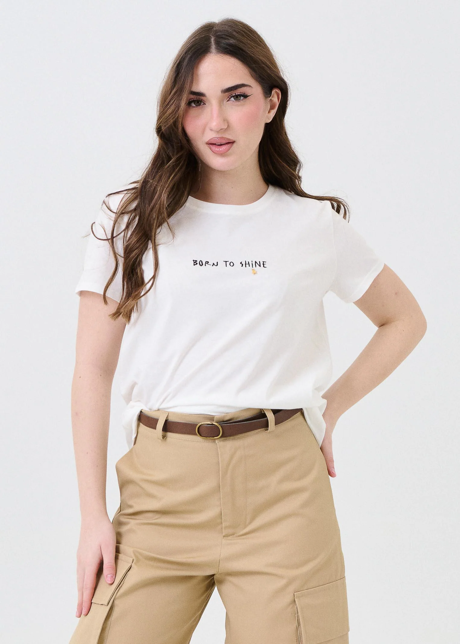 T-Shirt Vicolo bianca con ricamo " Born to shine" e stellina in metallo - Image 2