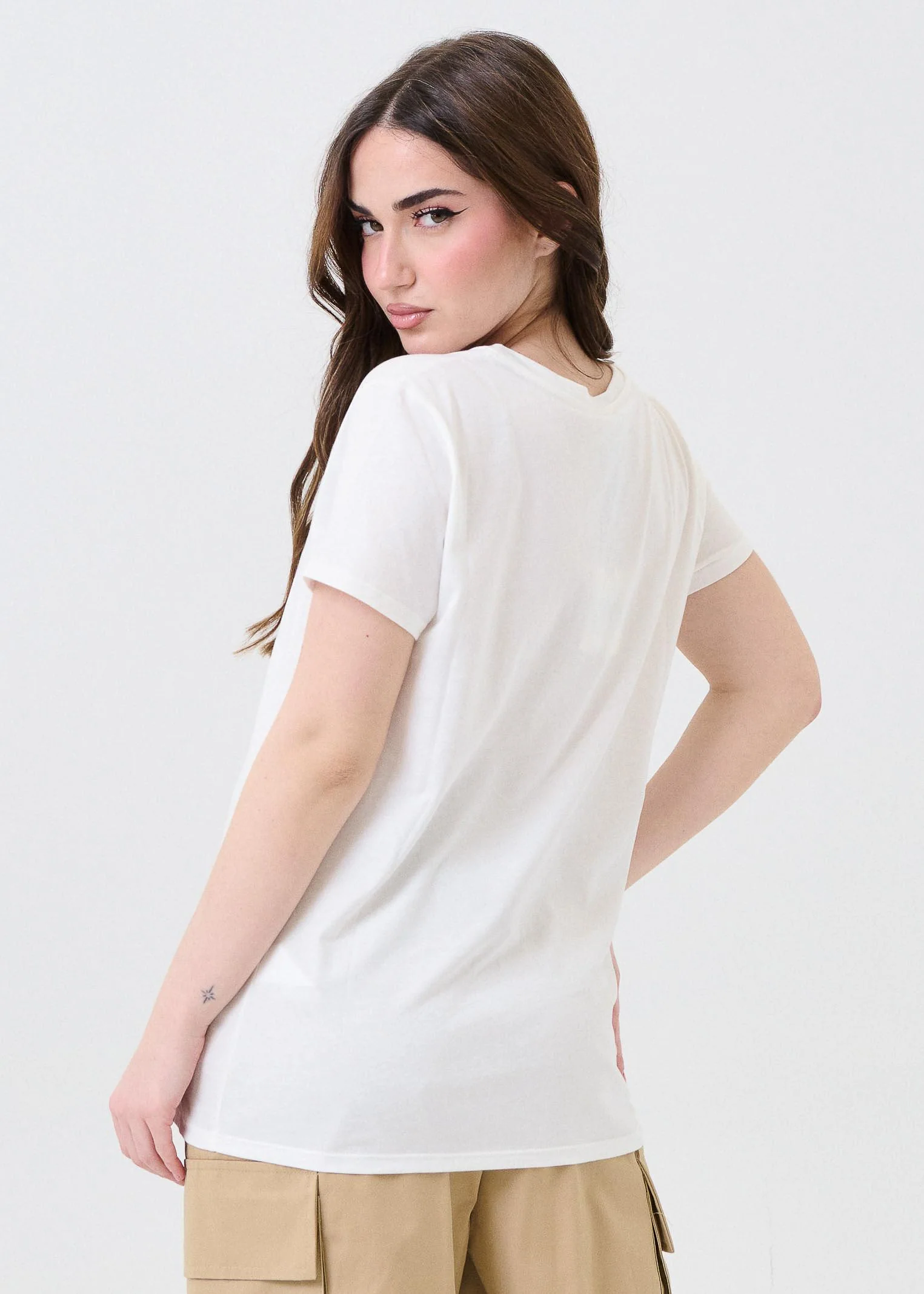 T-Shirt Vicolo bianca con ricamo " Born to shine" e stellina in metallo - Image 3