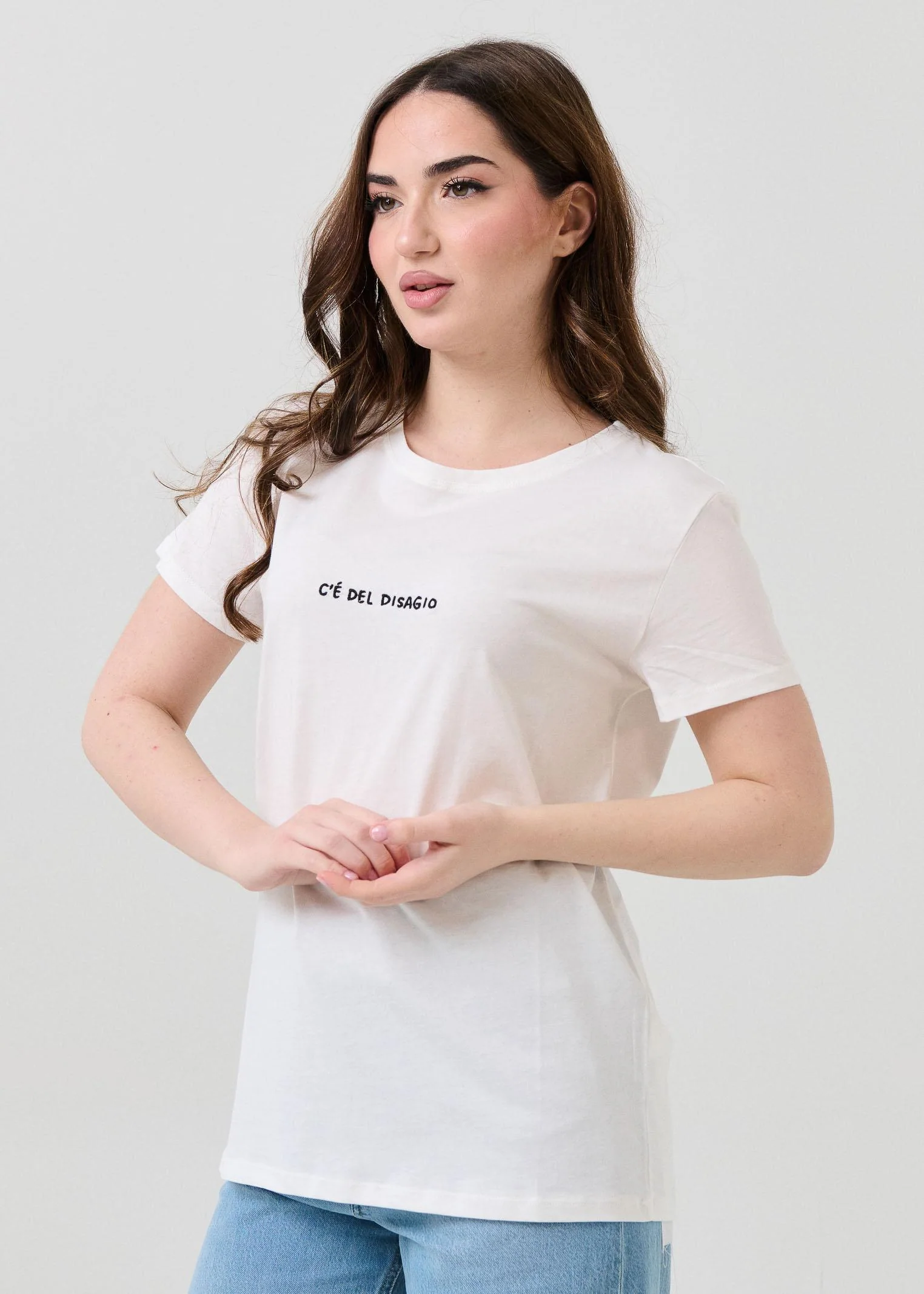 T-Shirt Vicolo bianca con ricamo "C'è del disagio" - Image 2