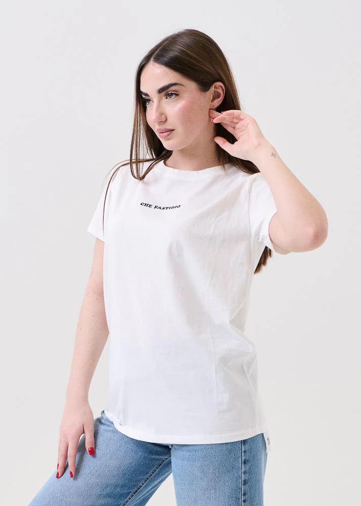 T-Shirt Vicolo bianca con ricamo "Che Fastidio" - Image 2