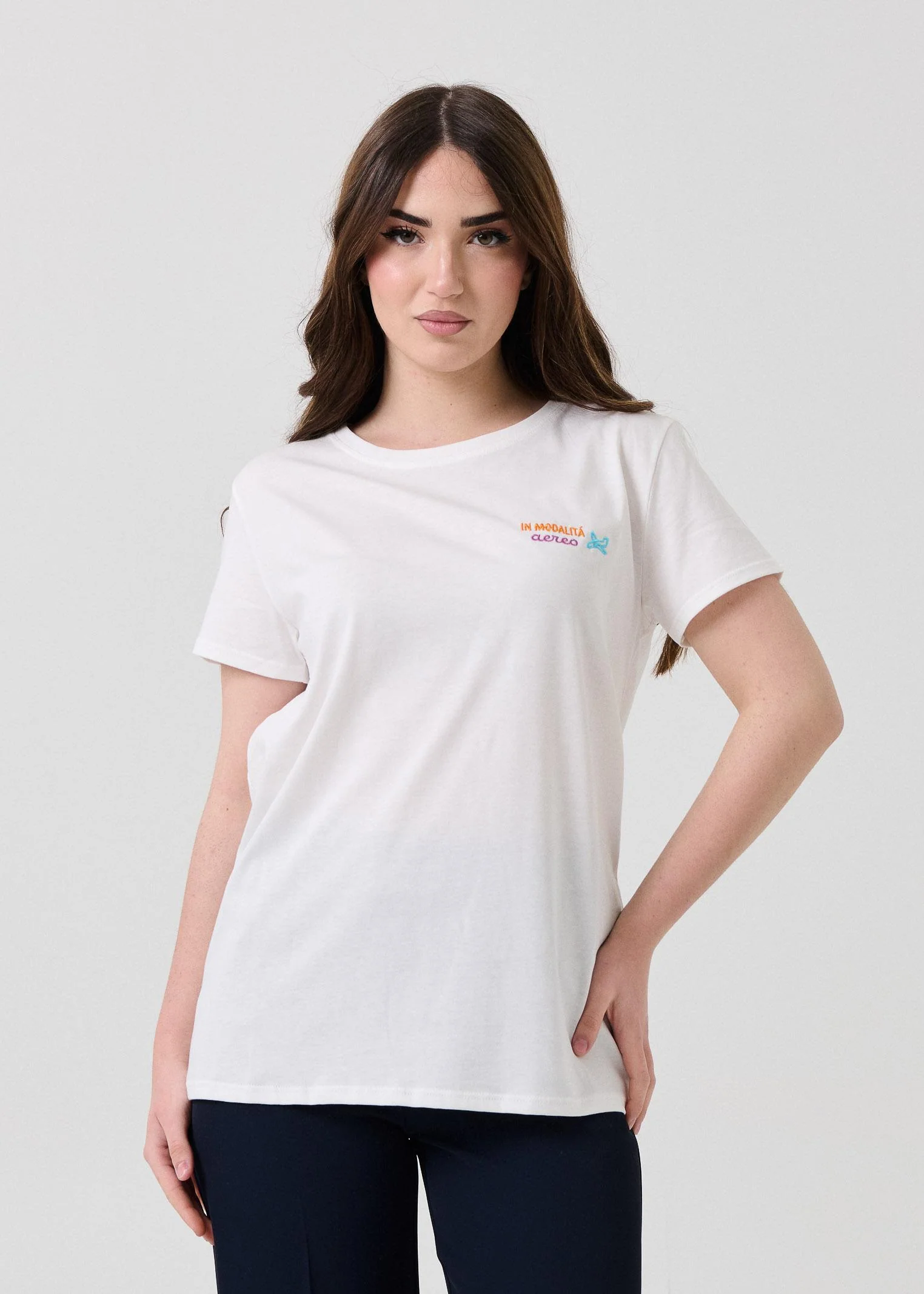 T-Shirt Vicolo bianca con ricamo "In modalità aereo" - Image 2