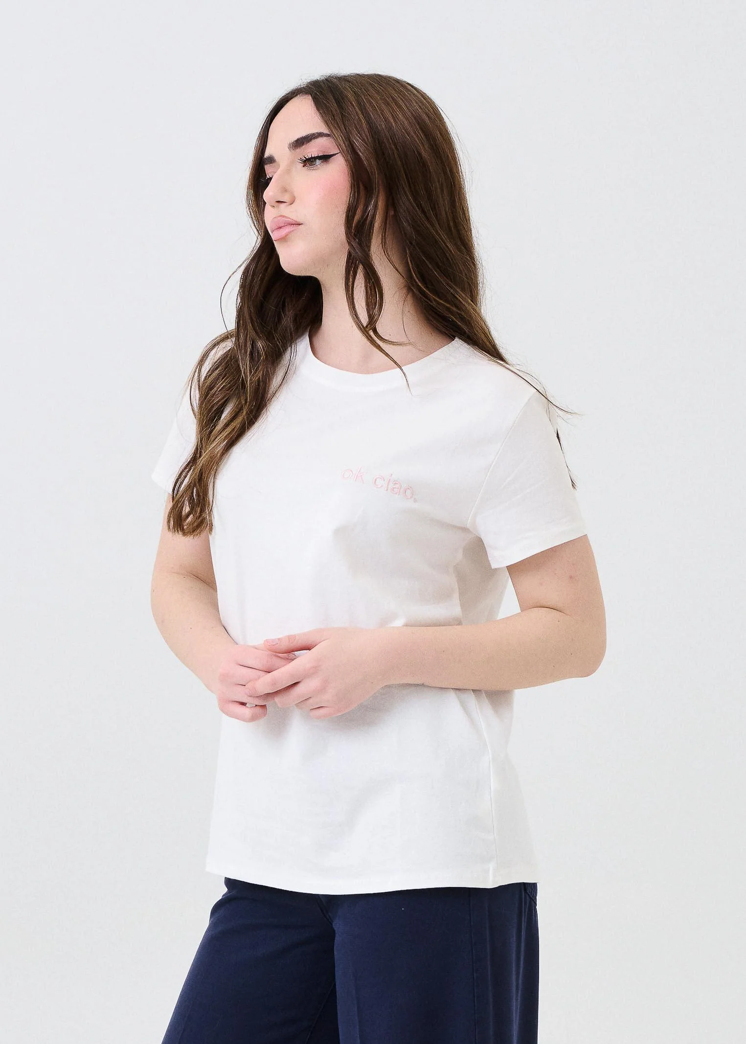 T-Shirt Vicolo bianca con ricamo "ok ciao." rosa - Image 2