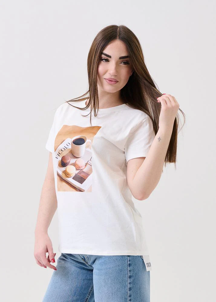 T-Shirt Vicolo bianca con stampa caffè e macarons - Image 2