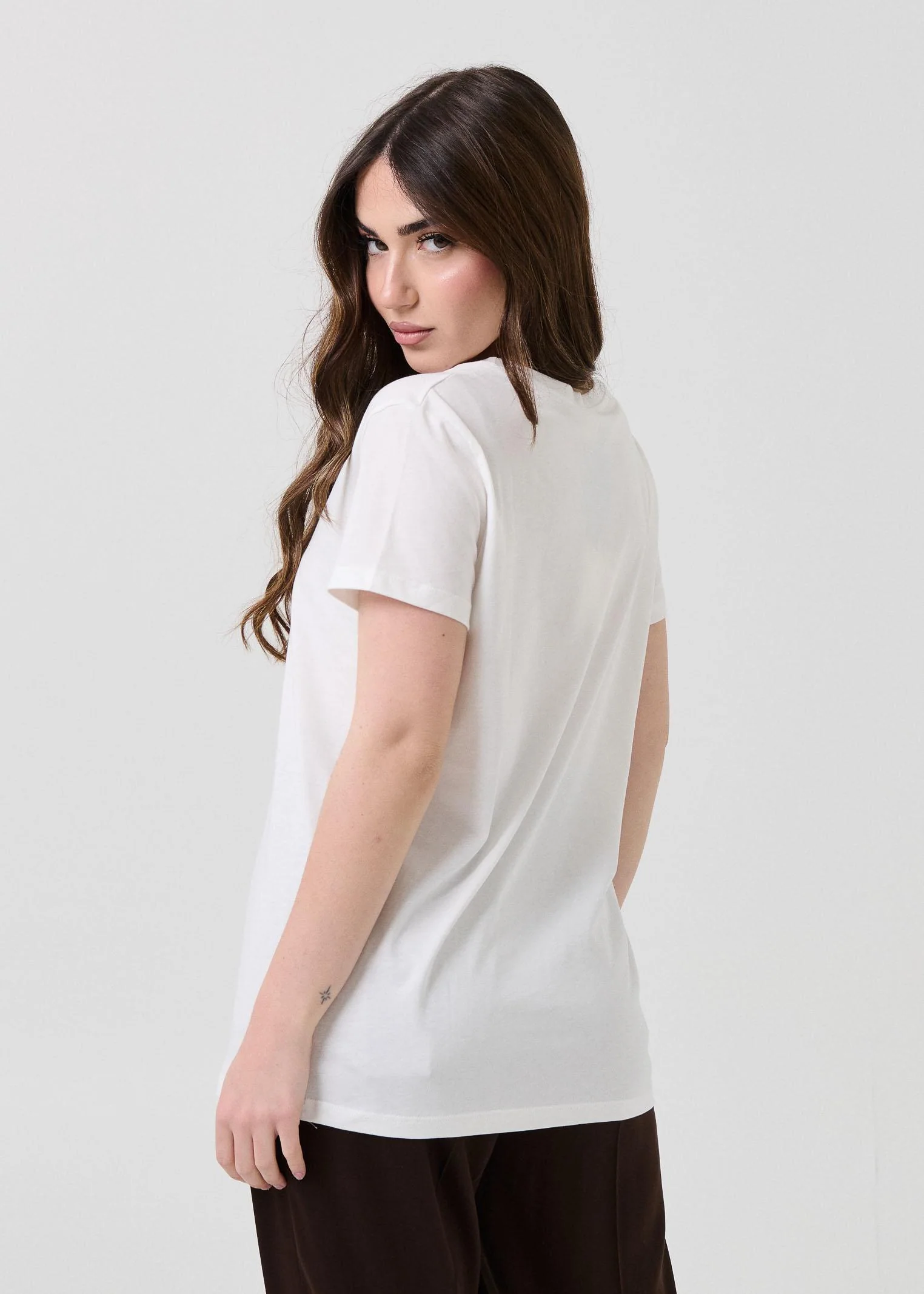 T-Shirt Vicolo bianca con stampa teddy con trench e strass - Image 3