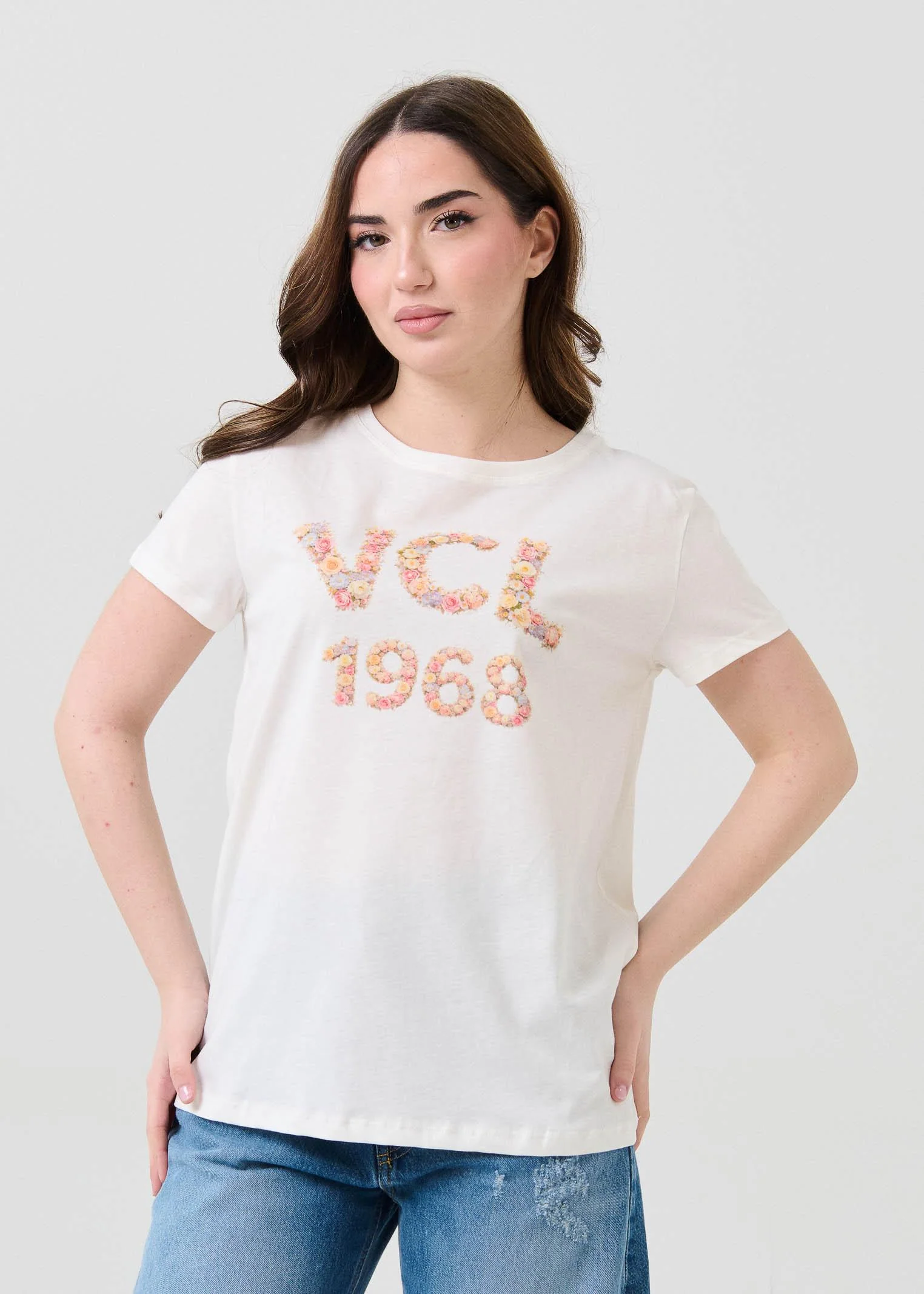 T-Shirt Vicolo bianca con stampa "VCL 1968" a fiori