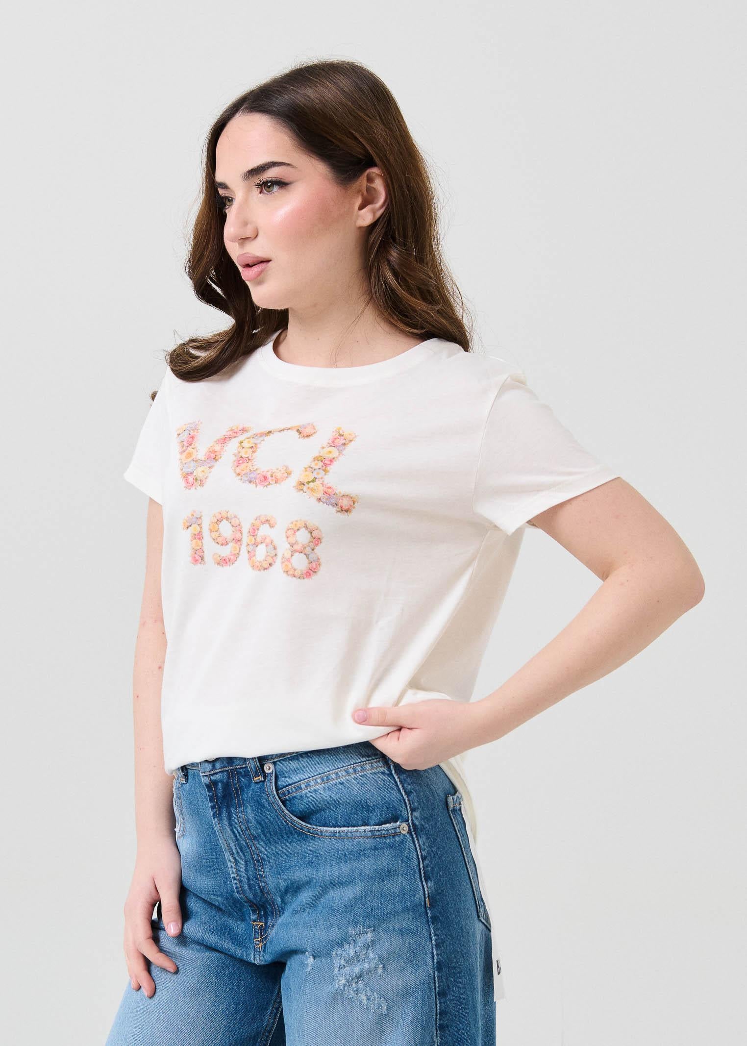 T-Shirt Vicolo bianca con stampa "VCL 1968" a fiori - Image 2