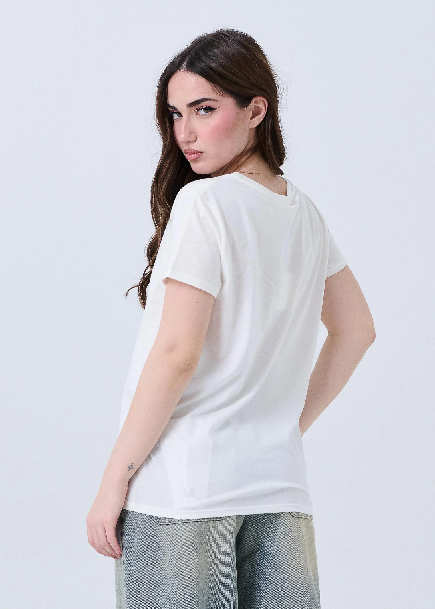 T-Shirt Vicolo bianca con teddy "Campus Club" e strass - Image 3