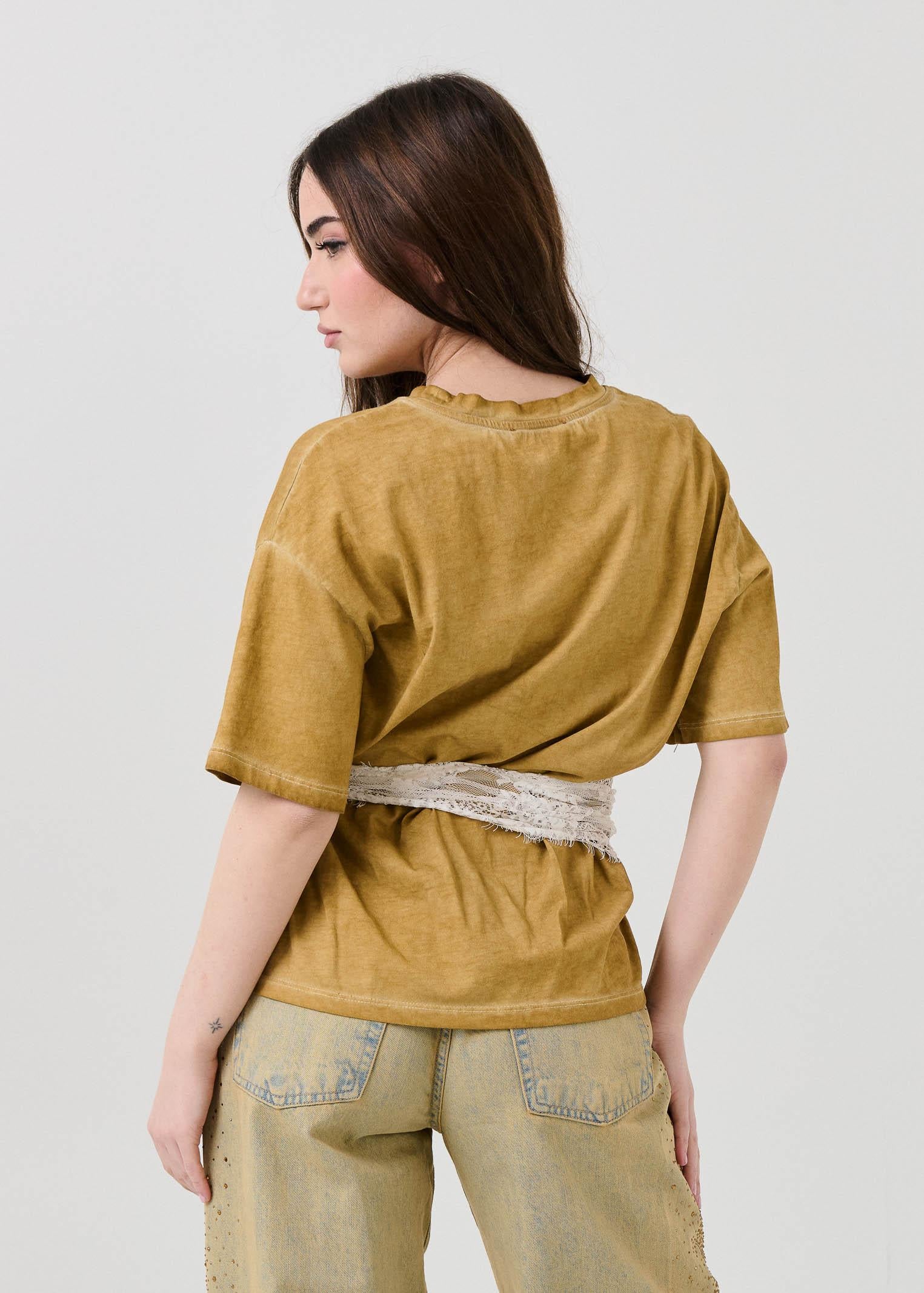 T-Shirt Vicolo cammello con fusciacca in pizzo bianco - Image 3