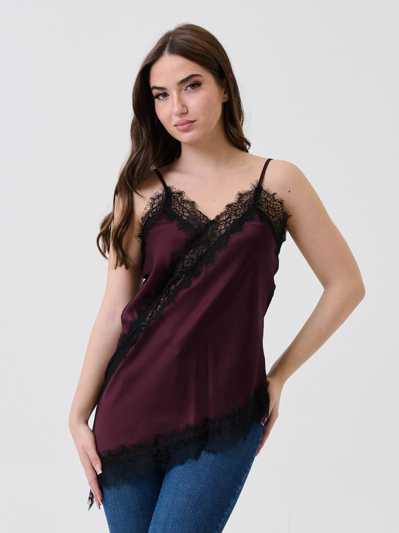Top asimmetrico Armoire bordeaux con inserti in pizzo