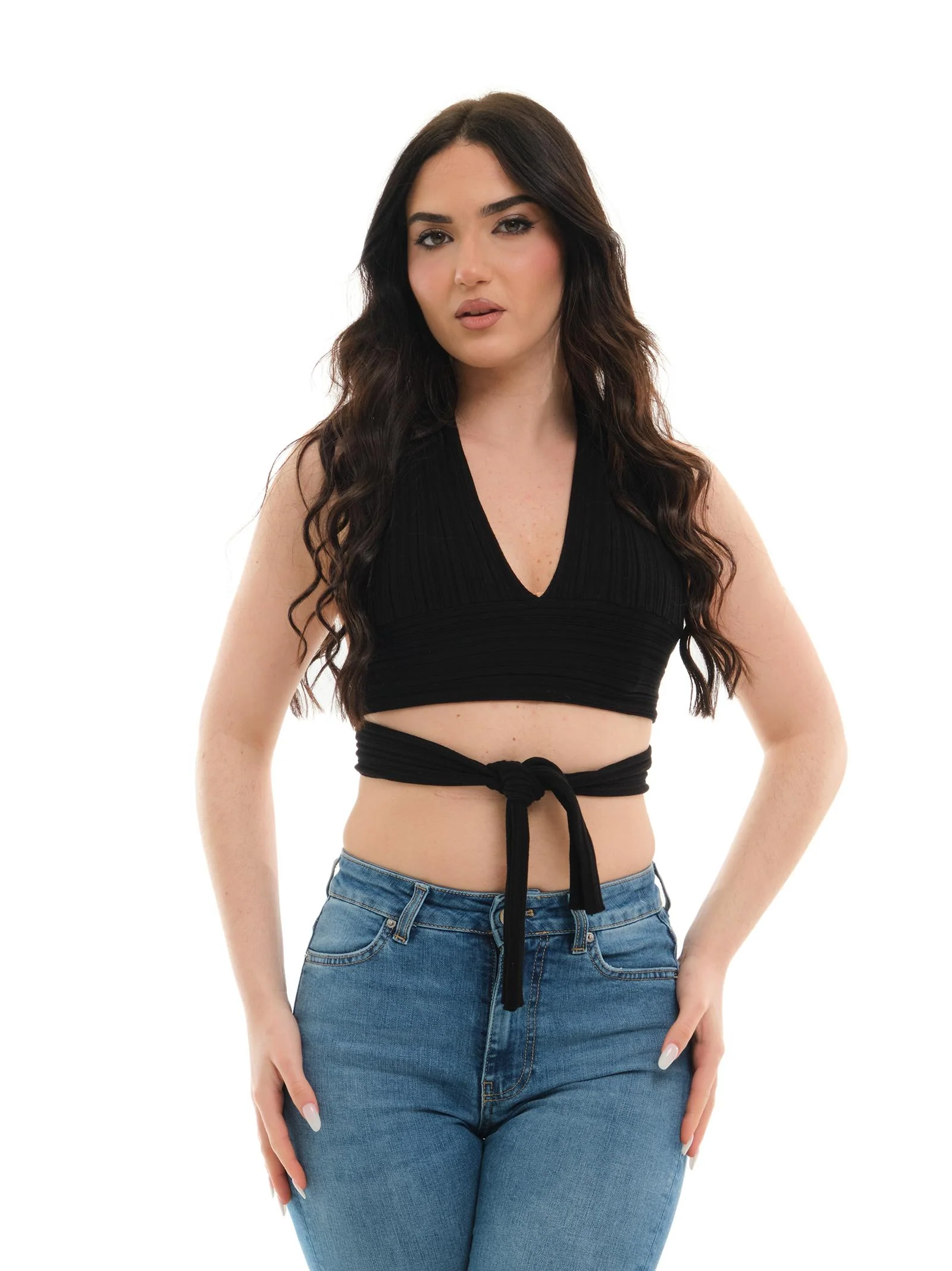 Top cropped Vicolo nero con incrocio sul collo