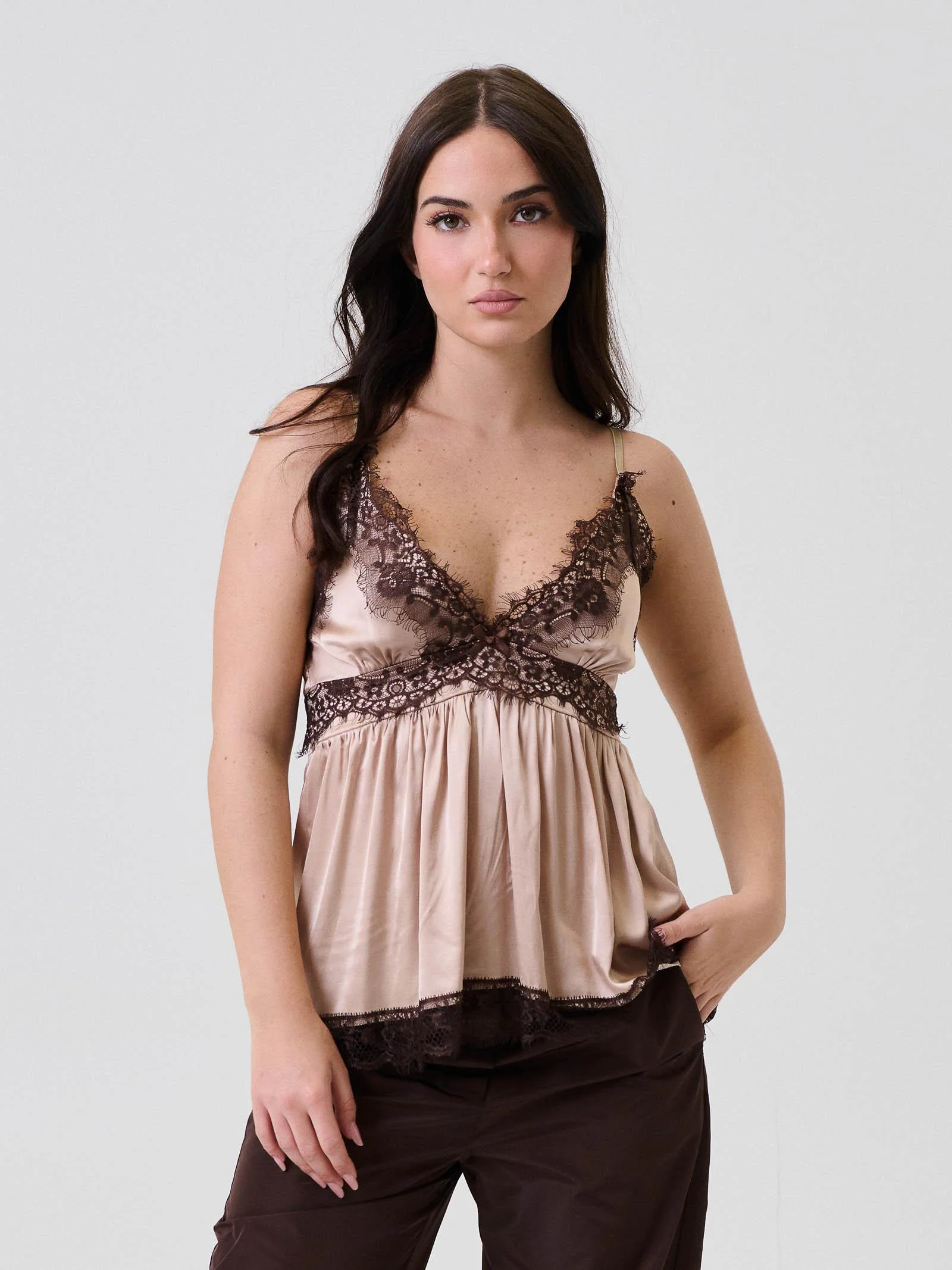 Top in raso Vicolo beige con inserti in pizzo floreale