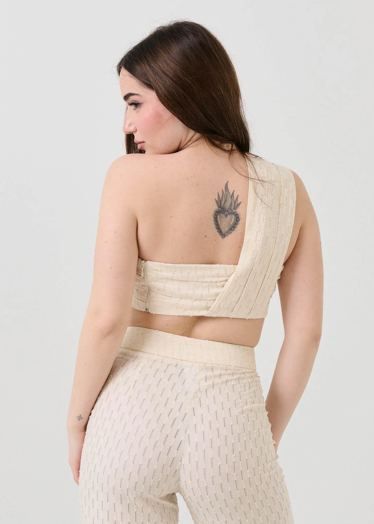 Top monospalla Bohemian Vì crema con motivi traforati - Image 3