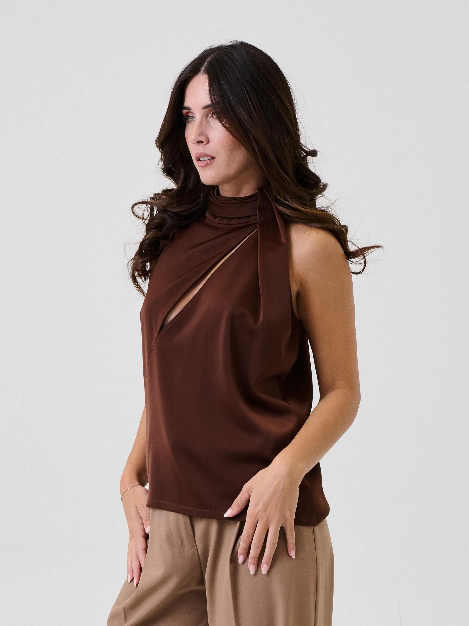 Top Silence Limited marrone con collo allo e dettaglio asimmetrico - Image 2