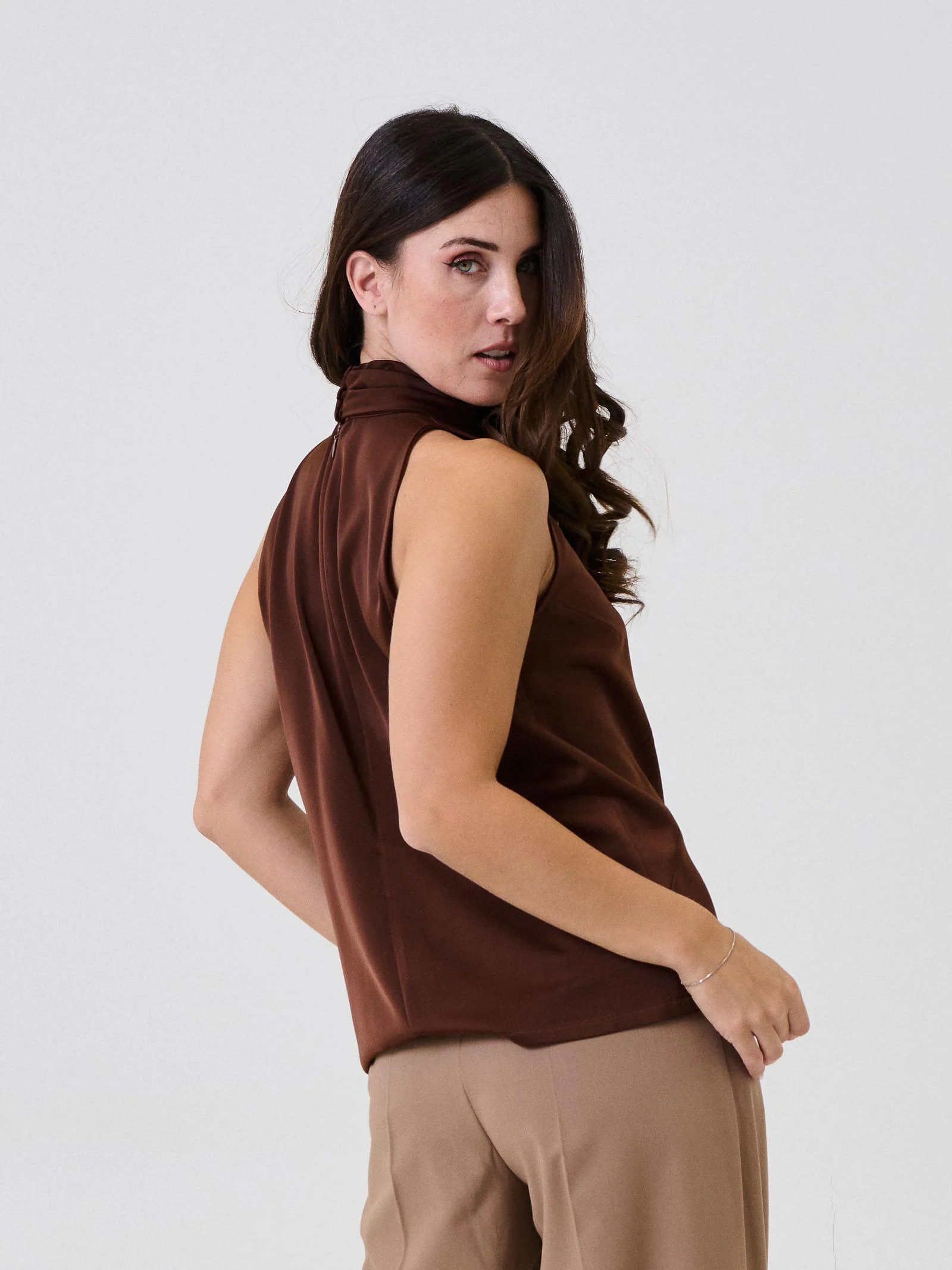 Top Silence Limited marrone con collo allo e dettaglio asimmetrico - Image 3